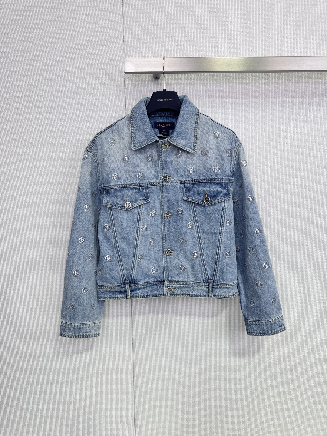 NO:686442,The LV ski series short denim jacket is made of high-quality denim fabric, with classic blue tones + full-print LV embroidery. It has a strong sense of brand. It is short cut and looks great with high-waisted pants or skirts. It has metal buttons + double flap pockets. It is practical and detailed. It is super warm for autumn and winter wear and has a perfect sense of fashion. It is suitable for sisters who pursue individuality and quality. It can be easily controlled for daily commuting and leisure occasions, and can easily create a high-end look!  Size SML,,louis vuitton,skirts,jackets & coats,19860909LV滑雪系列短款牛仔外套,采用高品质丹宁面料,经典蓝色调+满印LV刺绣,品牌感超强,短款剪裁,搭配高腰裤或裙装都很出彩,金属纽扣+双翻盖口袋,实用又有细节感,秋冬穿超保暖,时尚感满分,适合追求个性和品质的姐妹们,日常通勤,休闲场合都能轻松驾驭,轻松打造高级感穿搭！ 码数SML,,louis vuitton,skirts,jackets & coats,,Women's clothing