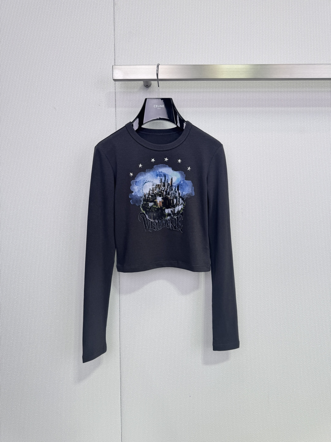 NO:686448,WE11DONE castle print long sleeves WE11DONE 26 early spring series castle print long sleeves, pure cotton material, soft and skin-friendly, super comfortable to wear, white background + blue ink castle, full of artistic sense, full of street fashion. Slim and short version, slimming and heightening the body proportions, paired with high-waisted pants or jeans, you can easily get Korean style relaxation, suitable for daily outings and casual occasions, fashionable and practical, a must-have for fashionistas! Size SML,,jeans,19860909WE11DONE城堡印花长袖 WE11DONE 26早春系列城堡印花长袖,纯棉材质,柔软贴肤,穿着超舒适,白色底色+蓝色水墨城堡,艺术感满满,街头潮流气息十足.修身截短版型,显瘦又拉高身材比例,搭配高腰裤或牛仔裤,轻松get韩系松弛感,日常出街,休闲场合都很适合,时尚又实用,潮人必备! 码数SML,,jeans,,Women's clothing