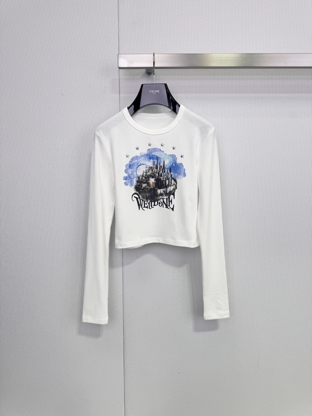 NO:686452,WE11DONE castle print long sleeves WE11DONE 26 early spring series castle print long sleeves, pure cotton material, soft and skin-friendly, super comfortable to wear, white background + blue ink castle, full of artistic sense, full of street fashion. Slim and short version, slimming and heightening the body proportions, paired with high-waisted pants or jeans, you can easily get Korean style relaxation, suitable for daily outings and casual occasions, fashionable and practical, a must-have for fashionistas! Size SML,,jeans,19860909WE11DONE城堡印花长袖 WE11DONE 26早春系列城堡印花长袖,纯棉材质,柔软贴肤,穿着超舒适,白色底色+蓝色水墨城堡,艺术感满满,街头潮流气息十足.修身截短版型,显瘦又拉高身材比例,搭配高腰裤或牛仔裤,轻松get韩系松弛感,日常出街,休闲场合都很适合,时尚又实用,潮人必备! 码数SML,,jeans,,Women's clothing