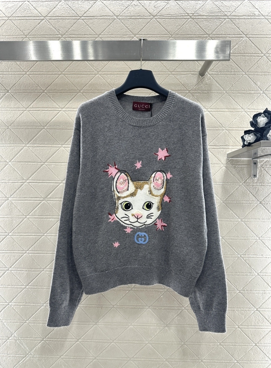 NO:686444,Gucci Yuko Co-branded Cat Sweater Gucci and Japanese artist Yuko Tomguchi co-branded this gray knitted sweater. The cat embroidery on the chest is very recognizable. It is embellished with pink stars and is full of childlike interest. It is made of high-quality knitted fabric and is super comfortable to wear in autumn and winter. The loose fit can be easily used in daily or casual occasions. It is a Japanese limited edition and has great collection value. Yuko Tomguchi’s fantasy illustration style gives Gucci an artistic sense!  Size SML,,gucci,sweaters,19860909Gucci口裕子联名猫咪毛衣 Gucci与日本艺术家熥口裕子联名的灰色针织毛衣,胸前猫咪刺绣超有辨识度,粉色星星点缀,童趣满满,高品质针织面料,秋冬穿超舒服,宽松版型,日常或休闲场合都能轻松驾驭,日本限定款,收藏价值拉满,嗵口裕子的奇幻插画风格让 Gucci多了一份艺术感！ 码数SML,,gucci,sweaters,,Women's clothing
