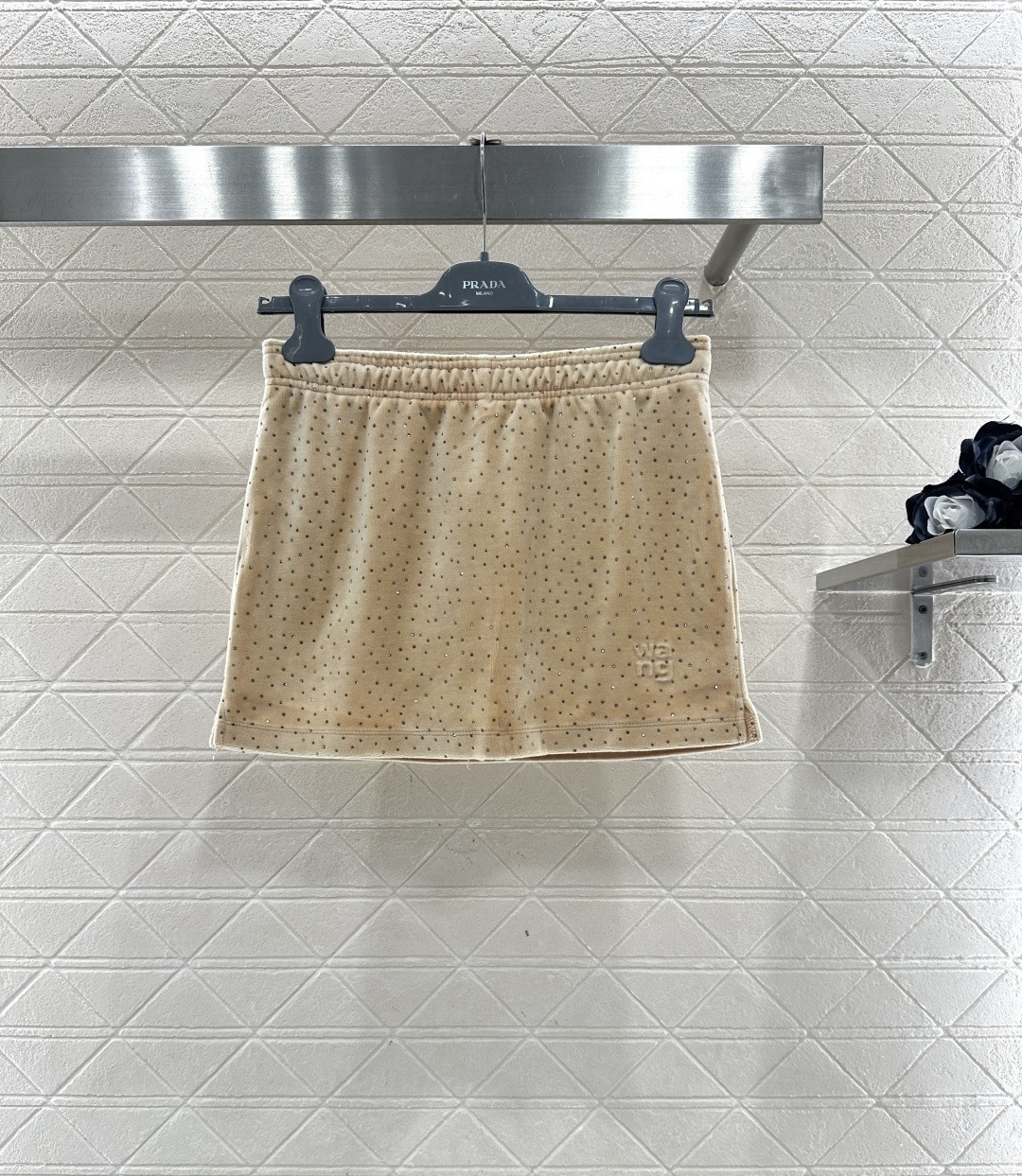 NO:686449,AlexanderWang2026 early spring series velvet and rhinestone sweatshirt long and short pants suit, soft velvet material + fine rhinestones, low-key and luxurious, zipper hooded design, short cut, paired with high-waisted pants or skirts to show your body proportions, brand embroidery on the chest, perfect for recognition, easy to control in daily casual or light luxury occasions, velvet is soft to the touch, super comfortable and warm to wear in autumn and winter, fashionable and practical!  short skirts,,hoodie,sweatshirts,skirts,shorts,hats,19860909AlexanderWang2026早春系列丝绒水钻卫衣长短句裤套装,柔软丝绒材质+细密水钻,低调又奢华,拉链连帽设计,短款剪裁,搭配高腰裤或裙装超显身材比例,胸前品牌刺绣,辨识度满分,日常休闲或轻奢场合都能轻松驾驭,丝绒触感柔软,秋冬穿超舒服又保暖,时髦与实用兼备! 短裤裙,,hoodie,sweatshirts,skirts,shorts,hats,,Women's clothing