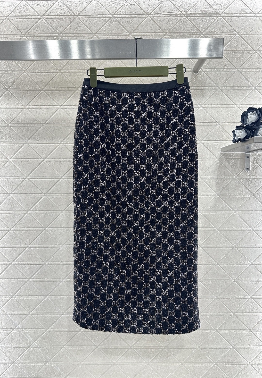 NO:686836,Gucci GG jacquard knitted skirt, classic double G presbyopia pattern, black and gold thread color, elegant and retro, high-waisted straight design, moderate length, modifying the leg line, easy to control during daily commuting, the knitted fabric is elastic, comfortable to wear, and the jacquard craftsmanship makes the details more refined. Pair it with a simple top or sweater, and you can easily get a high-end look!  ,,gucci,skirts,19860909Gucci GG提花针织半身裙,经典双G老花图案,黑加金线配色,优雅复古,高腰直筒设计,长度适中,修饰腿部线条,通勤日常都能轻松驾驭,针织面料有弹性,穿着舒适贴合,提花工艺让细节更精致,搭配简约上衣或针织衫,轻松get高级感穿搭！,,gucci,skirts,,Women's clothing