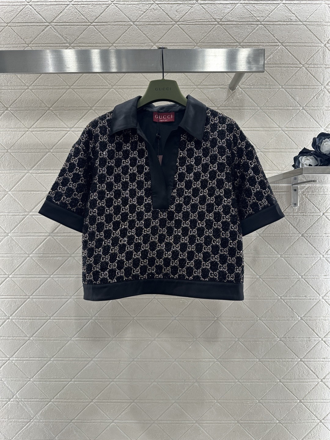 NO:686857,Gucci GG jacquard short-sleeved top, this GG jacquard short-sleeved top has classic double G pattern + black satin splicing, retro and luxurious, light knitted fabric, super comfortable to wear in spring and summer, V-neck design modifies the neck line, short sleeves are refreshing and neat, easy to control for commuting and leisure, paired with the same series of skirts or high-waisted pants, it will directly enhance your elegant temperament!  Size SML,,gucci,skirts,T-shirt,19860909Gucci GG提花短袖上衣,这款GG提花短袖上衣,经典双G图案+黑色缎面拼接,复古又奢华,轻薄针织面料,春夏穿超舒适,V领设计修饰颈部线条,短袖清爽利落,通勤休闲都能轻松驾驭,搭配同系列半裙或高腰裤,优雅气质直接拉满！ 码数SML,,gucci,skirts,T-shirt,,Women's clothing