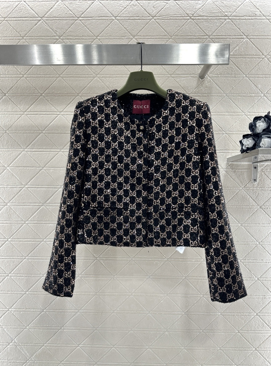 NO:686841,Gucci 2026 spring series GG jacquard short jacket, classic double G pattern all-over design, high brand recognition, blended material is soft and warm, very suitable for autumn and winter, short cut, paired with high-waisted pants or skirts, easily optimize body proportions, elegant retro style, can be easily used in daily commuting and formal occasions, practical and fashionable!  Size SML,,gucci,skirts,jackets & coats,19860909Gucci 2026春季系列GG提花短款外套,经典双 G图案满幅设计,品牌辨识度超高,混纺材质柔软又保暖,秋冬穿超合适人,短款剪裁,搭配高腰裤或裙装,轻松优化身材比例,优雅复古风 get,日常通勤正式场合都能轻松驾驭,实用又时髦！ 码数SML,,gucci,skirts,jackets & coats,,Women's clothing