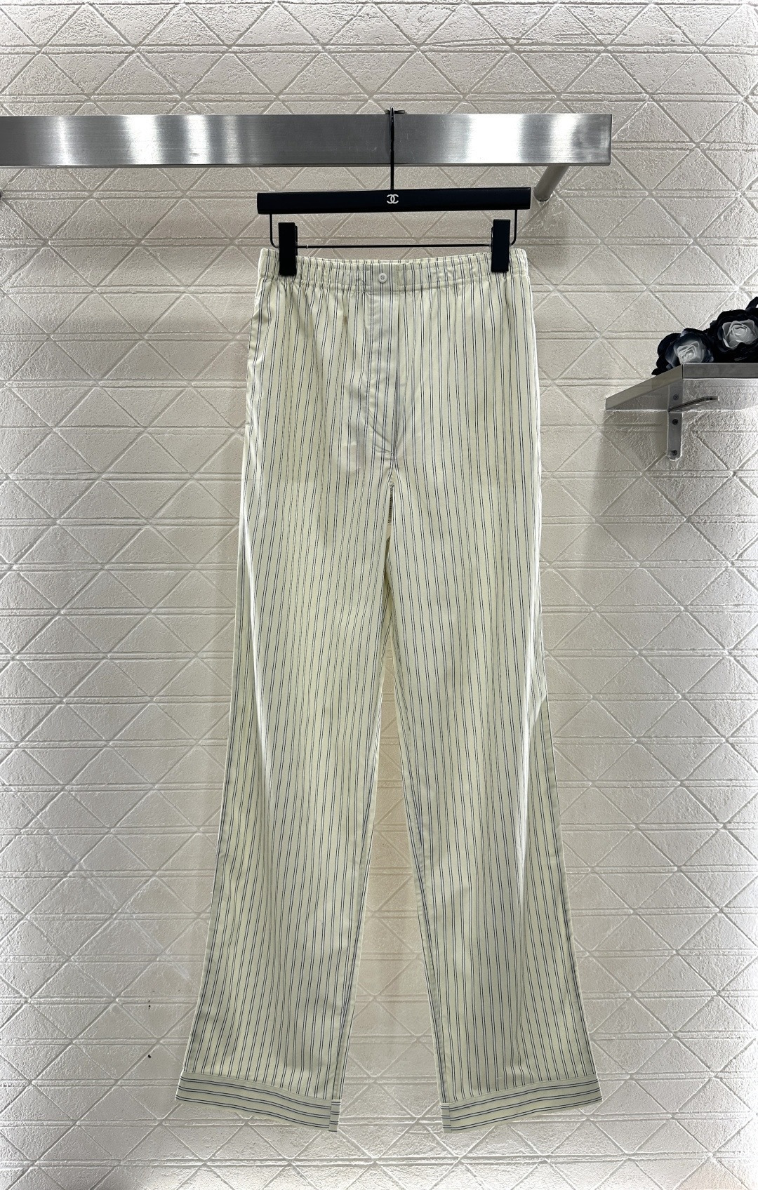 NO:686869,MiuMiu striped wide-leg pants, these striped wide-leg pants are made of dyed double yarn cotton, soft and breathable, super comfortable to wear in spring and summer, the vertical stripe design is simple and textured, the waist drawstring is adjustable, suitable for all body types, loose wide-leg version, perfect drape, easily create a minimalist and high-end style, can be worn for daily commuting and casual wear, match with T-shirt or sweater, easily get a fashionable look! Size SML,, miumiu, tees, t-shirt,19860909MiuMiu条纹阔腿裤,这款条纹阔腿裤,采用色织双纱棉布,柔软透气,春夏穿超舒服,竖条纹设计简约又有质感,腰部抽绳可调节,适合各种身材,宽松阔腿版型,垂坠感满分,轻松打造极简高级风,日常通勤,休闲都能穿,搭配T恤或针织衫,轻松get时髦look! 码数SML,,miumiu,tees，t-shirt,,Women's clothing