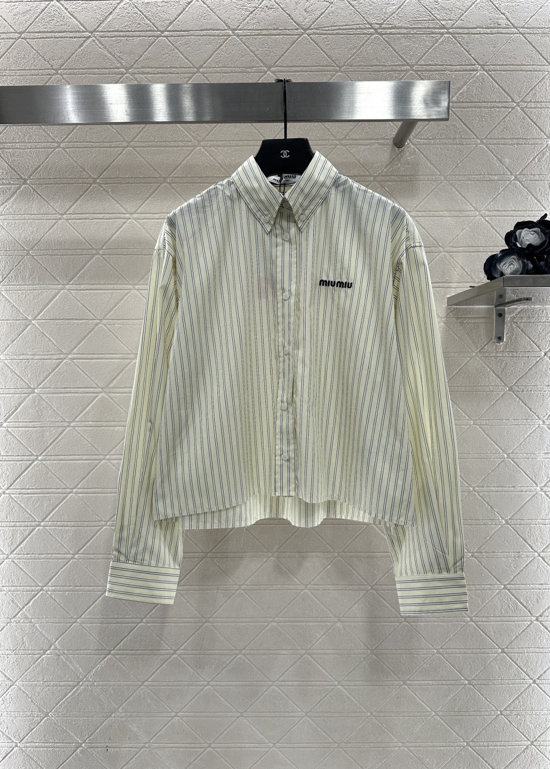 NO:686873,MiuMiu vertical striped shirt, this vertical striped shirt, light green + white stripes, fresh and simple, with brand embroidered logo on the left chest, perfect for recognition, light and thin cotton fabric, super comfortable to wear in spring and autumn, long sleeves + standard lapel, easy to manage for commuting and leisure, the cut is loose, casual and elegant, it goes well with jeans or skirts, you can easily get Japanese literary or French elegant style!  Size SML,,miumiu,skirts,jeans,shirts,19860909MiuMiu竖条纹衬衫,这款竖条纹衬衫,浅绿色+白色条纹,清新简约,左胸有品牌刺绣logo,辨识度满分,轻薄棉质面料,春秋穿超舒服,长袖+标准翻领,通勤休闲都能轻松驾驭,剪裁偏宽松,随性又优雅,搭配牛仔裤或半裙都很出彩,轻松get日系文艺or法式优雅风！ 码数SML,,miumiu,skirts,jeans,shirts,,Women's clothing