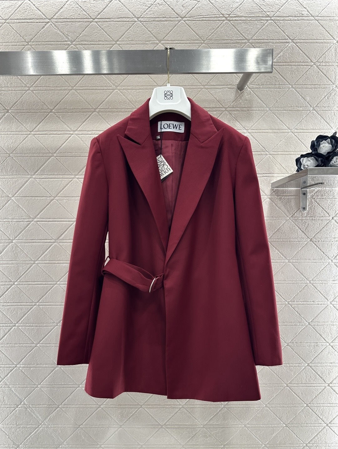 NO:686843,LOEWE's reddish-brown suit jacket is made of high-quality wool blend. It is soft and warm. It is very suitable for autumn and winter. It has a classic lapel and belt design and is very flexible to modify the body shape. It can be easily controlled for commuting, business and daily life. The reddish-brown is elegant and atmospheric. Pair it with a light-colored inner layer or single items of the same color, and you can easily get a high-end look! Size SML,,loewe,jackets & coats,business suit,19860909LOEWE这款红棕色西装外套,采用高品质羊毛混纺,柔软又保暖,秋冬穿超合适,经典翻领加腰带设计,修饰身形还很灵活,通勤,商务,日常都能轻松驾驭,红棕色优雅大气,搭配浅色内搭或同色系单品,轻松get高级感穿搭! 码数SML,,loewe,jackets & coats,business suit,,Women's clothing