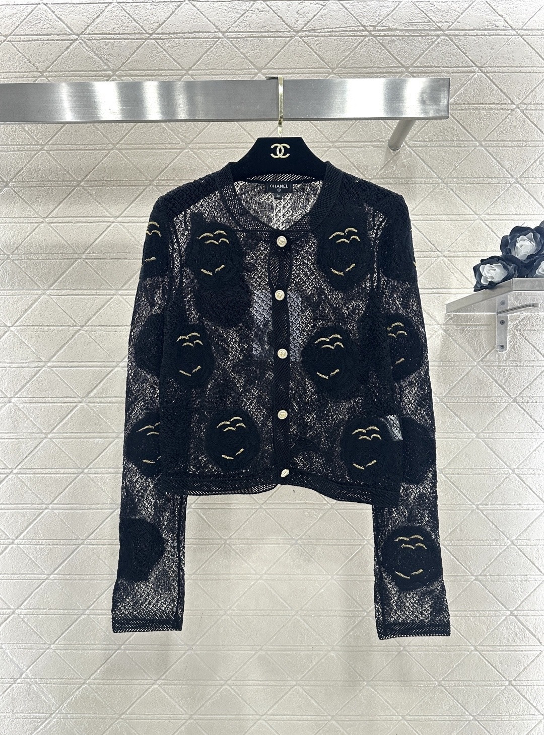NO:686835,Chanel26C black hollow cardigan, exquisite hollow knitting + camellia embroidery, elegant and recognizable, light and breathable, perfect for early spring or summer outer wear, paired with dark inner wear for a more layered look, white button embellishment, perfect details, slim tailoring, easy to show off the beauty of female lines, easy to control in daily vacation or light formal occasions, practical and fashionable! Size SML,,chanel,19860909Chanel26C黑色镂空开衫,精致镂空针织+山茶花刺绣,优雅又有辨识度,轻薄透气,早春或夏季外搭超合适,搭配深色内搭更显层次感,白色纽扣点缀,细节满分,剪裁修身,轻松展现女性线条美,度假日常或轻正式场合都能轻松驾驭,实用又时髦! 码数SML,,chanel,,Women's clothing
