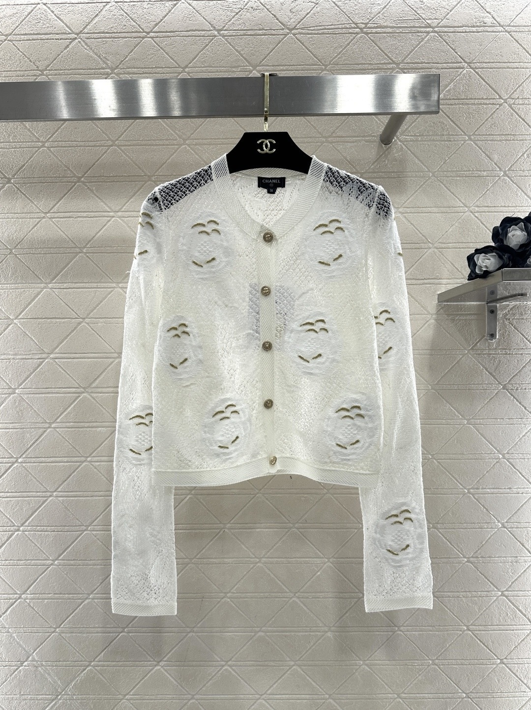 NO:686829,Chanel26C black hollow cardigan, exquisite hollow knitting + camellia embroidery, elegant and recognizable, light and breathable, perfect for early spring or summer outer wear, paired with dark inner wear for a more layered look, white button embellishment, perfect details, slim tailoring, easy to show off the beauty of female lines, easy to control in daily vacation or light formal occasions, practical and fashionable! Size SML,,chanel,19860909Chanel26C黑色镂空开衫,精致镂空针织+山茶花刺绣,优雅又有辨识度,轻薄透气,早春或夏季外搭超合适,搭配深色内搭更显层次感,白色纽扣点缀,细节满分,剪裁修身,轻松展现女性线条美,度假日常或轻正式场合都能轻松驾驭,实用又时髦! 码数SML,,chanel,,Women's clothing