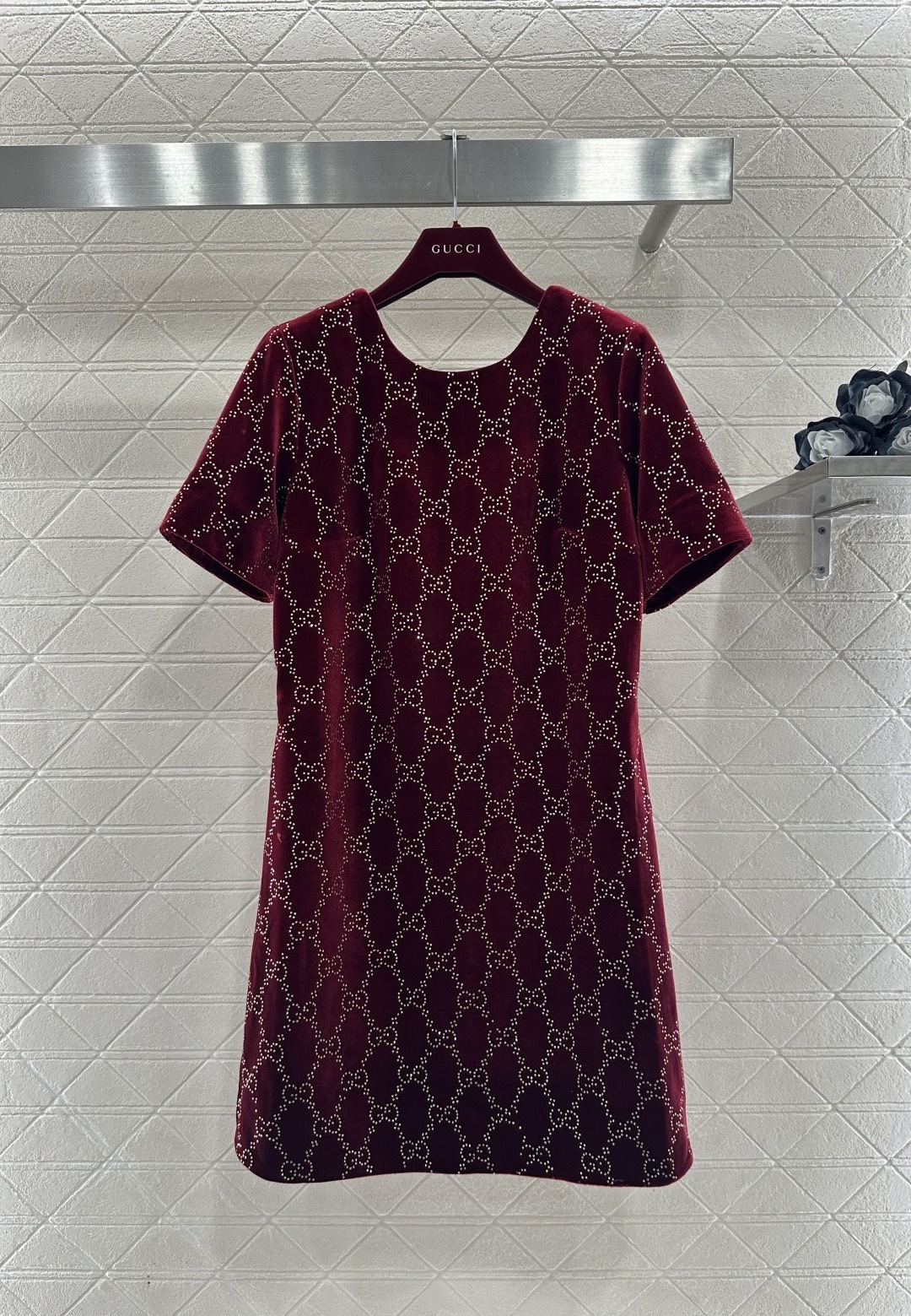 NO:686825,Gucci burgundy velvet dress, classic GG pattern + sparkling diamond ornaments, full of luxury, velvet material is soft and shiny, super atmospheric for autumn and winter, short-sleeved straight design, simple and elegant, easy to wear in daily life or festivals, burgundy color is super elegant, paired with accessories or high heels of the same color, you can easily get a high-end look!  Size SML,,gucci,high heels,skirts,T-shirt,19860909Gucci酒红色丝绒连衣裙,经典GG图案+亮晶晶钻饰,奢华感满满,丝绒材质柔软有光泽,秋冬穿超有氛围感,短袖直筒设计,简约大方,日常或节日都能轻松驾驭,酒红色超显气质,搭配同色系配饰或高跟鞋,轻松get高级感造型！码数SML,,gucci,high heels,skirts,T-shirt,,Women's clothing