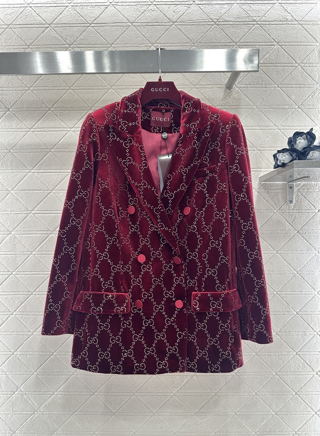 NO:686818,GUCCI GG jacquard velvet suit, burgundy velvet fabric + classic double G jacquard, full of luxurious retro feel, double-breasted design, neat tailoring, matched with trousers of the same style, can be easily worn in formal occasions or fashion events, the velvet material is soft and shiny, super atmospheric in autumn and winter, it is recommended to match it with simple inner wear and exquisite accessories, easy to get a high-end look! Size SML,,gucci,business suit,19860909GUCCI GG提花丝绒西装套装,酒红色丝绒面料+经典双G提花,奢华复古感满满,双排扣设计,剪裁利落,搭配同款长裤,正式场合或时尚活动都能轻松驾驭,丝绒材质柔软有光泽,秋冬穿超有氛围感,建议搭配简约内搭和精致配饰,轻松 get高级感穿搭! 码数SML 上,,gucci,business suit,,Women's clothing