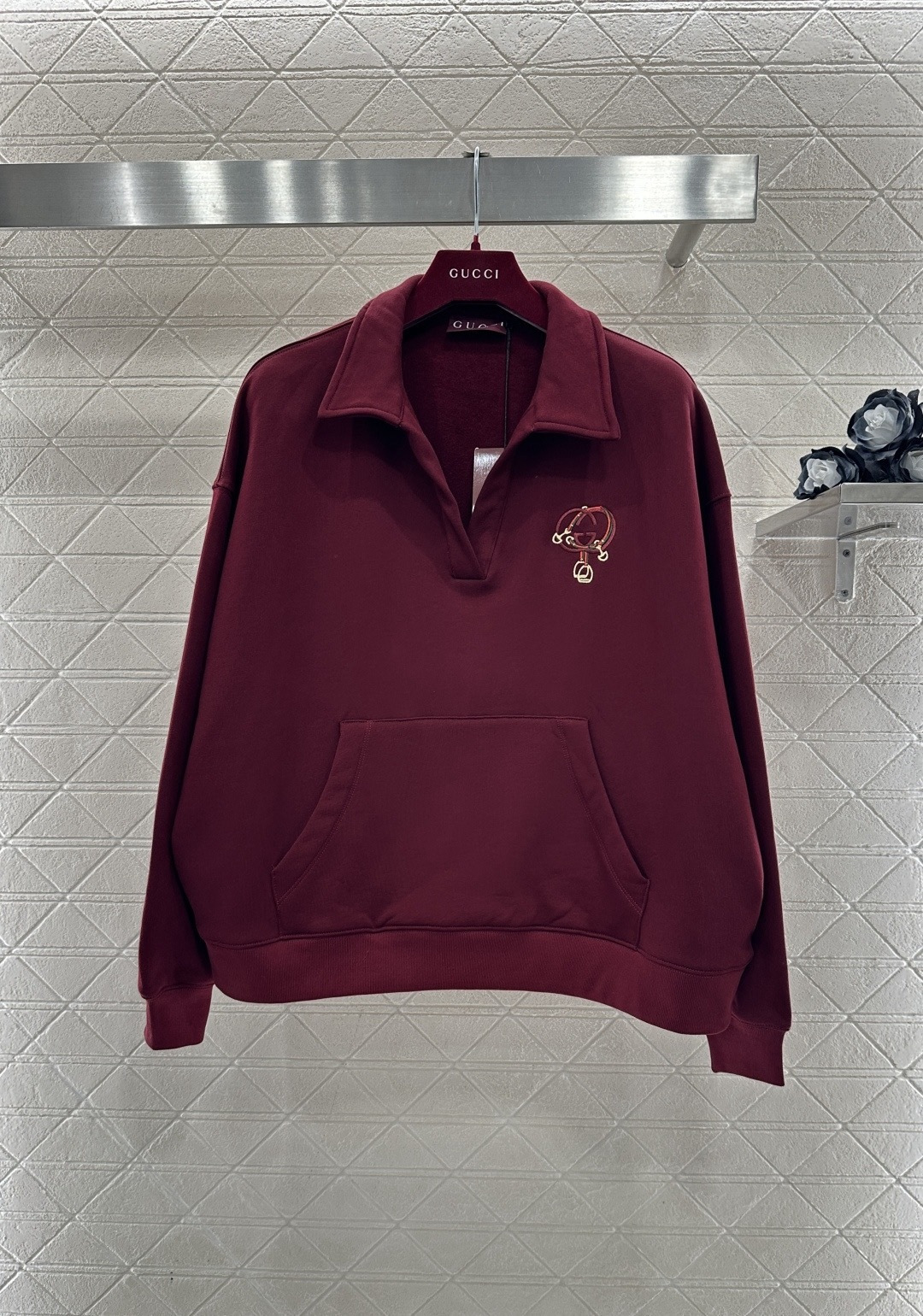 NO:686821,Gucci Year of the Horse limited burgundy sweatshirt and sweatpants set, classic double G embroidery + Year of the Horse zodiac elements, super textured details, half-zip Polo collar design, loose fit, comfortable and fashionable, full of festive atmosphere, burgundy white, perfect for the year of your zodiac or the New Year. Pair it with the same color trousers or presbyopic shorts, you can easily get a lazy and noble style, and can easily control it for daily commuting and holiday parties! Size SML  on,,gucci,hoodie,sweatshirts,shorts,19860909Gucci马年限定酒红卫衣卫裤套装,经典双G刺绣+马年生肖元素,细节超有质感,半拉链Polo领设计,宽松版型,舒适又时髦,节日氛围感拉满,酒红色显白,本命年或新年穿超合适,搭配同色系裤装or老花短裤,轻松get慵懒贵气风,日常通勤,节日聚会都能轻松驾驭! 码数SML 上,,gucci,hoodie,sweatshirts,shorts,,Women's clothing