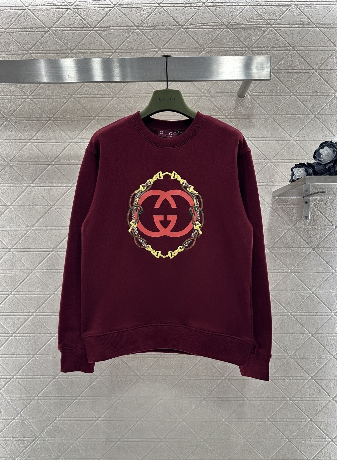 NO:686817,Gucci Year of the Horse limited burgundy sweatshirt, soft and thick fabric, super comfortable to wear in autumn and winter, with double G logo and horsebit embroidery on the chest, surrounded by green and red webbing, retro and luxurious, burgundy white, yellow leather friendly, full of festive atmosphere, great to wear alone or layered with, round neck design is not flattering on the face, paired with black shorts or skirts, you can switch between sweet and cool or elegant, a must-have item for Christmas and New Year!  Size SML,,gucci,hoodie,sweatshirts,skirts,shorts,19860909Gucci马年限定酒红卫衣,柔软厚实面料,秋冬穿超舒服,胸前双G标志加马衔扣刺绣,绿红织带环绕,复古又奢华,酒红色显白,黄皮友好,节日氛围感拉满,单穿或内搭都很出彩,圆领设计不挑脸型,搭配黑色短裤或裙装,甜酷or优雅随心切换,圣诞新年必备单品! 码数SML,,gucci,hoodie,sweatshirts,skirts,shorts,,Women's clothing