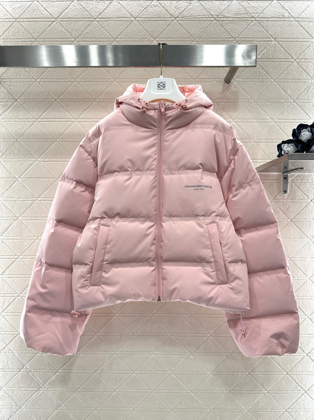 NO:687109,Alexander Wang hooded bread down jacket with dust bag, this multi-color down jacket is filled with white duck down, perfect for keeping warm! The outer layer is windproof and waterproof, which is super safe to wear in winter. The stand-up collar and loose bread jacket design are comfortable and fashionable. The light blue tone makes you look younger and younger. It is suitable for daily commuting or outdoor. The brand embroidery on the chest is highly recognizable. It is a popular item for winter wear! Size SML,, down jacket, hats,19860909配防尘袋AlexanderWang连帽面包羽绒服,这款多色羽绒服,采用白鸭绒填充,保暖力满分!外层防风防水,冬天穿超安心,立领加宽松面包服设计,舒适又时髦,浅蓝色调显白减龄,日常通勤或户外都很适合,胸前品牌刺绣,辨识度高,是冬季穿搭热门单品! 码数SML,,down jacket,hats,,Women's clothing