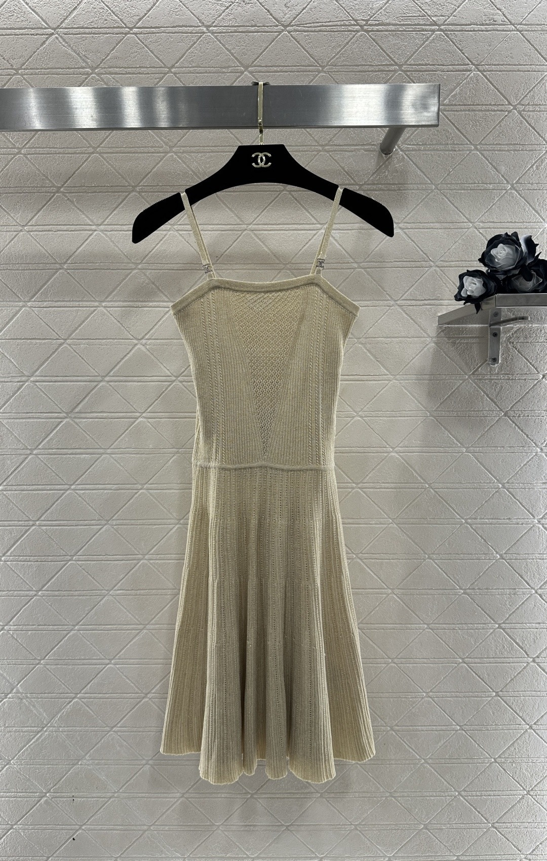 NO:687108,Chanel beige knitted suspender dress This off-white knitted suspender dress is light and breathable, super comfortable to wear in summer, with spaghetti straps and irregular skirt, simple and a little bit of design. The knitted fabric has good elasticity and is close to the body. It can be easily worn in daily life, vacations and dates. The off-white color is versatile and looks great with accessories or jackets. It is gentle and fresh, and can easily create a variety of styles!  Size,,chanel,skirts,jackets & coats,19860909Chanel米色针织吊带连衣裙 这款米白色针织吊带连衣裙,轻薄透气,夏天穿超舒服,细肩带+不规则裙摆,简约又带点小设计感,针织面料弹性好,贴身显身材,日常,度假,约会都能轻松驾驭,米白色百搭,随便配配饰或外套都很出彩,温柔又清新,轻松打造多种风格 look！ 码数,,chanel,skirts,jackets & coats,,Women's clothing