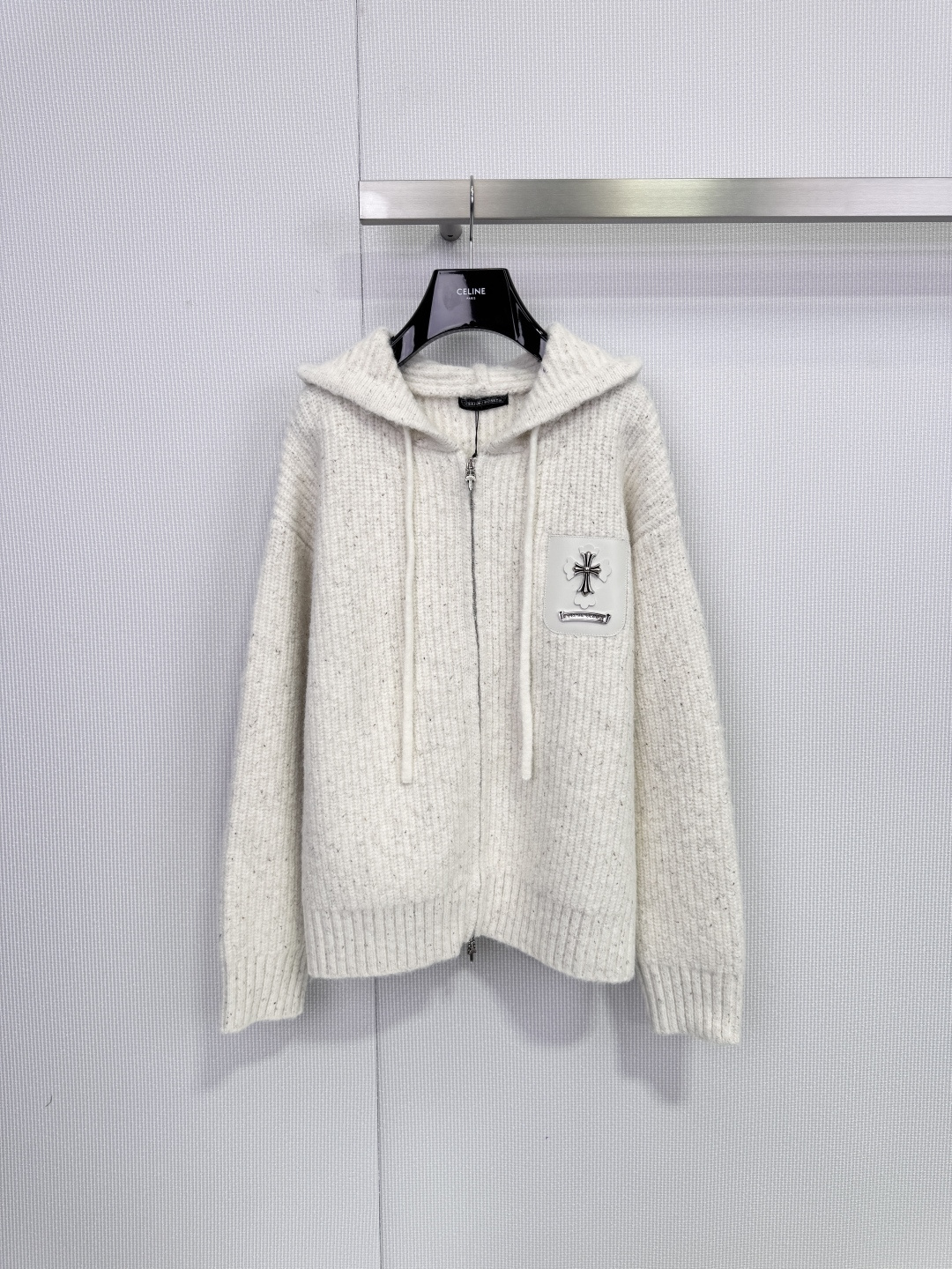NO:687130,Chrome hearts grained wool cross hooded knitted jacket, this off-white grained wool knitted jacket is soft and fluffy, super warm in autumn and winter, hooded and double zipper design, easy to put on and take off, the cross leather mark on the chest is very recognizable, loose silhouette, lazy and casual, can be easily managed in daily casual or street style, grained wool technology makes the texture more special, warm and fashionable, it is a versatile and practical item in autumn and winter! Size SML,, chrome hearts, jackets &  coats, hats,19860909克罗心颗粒挂毛十字架连帽针织外套,这款米白色颗粒挂毛针织外套,柔软毛茸茸,秋冬穿超暖,连帽加双拉链设计,穿脱方便,胸前十字架皮标超有辨识度,廓形宽松,慵懒随性,日常休闲或街头风都能轻松驾驭,颗粒挂毛工艺让质感更特别,保暖又时髦,是秋冬百搭实用单品! 码数SML,,chrome hearts,jackets & coats,hats,,Women's clothing