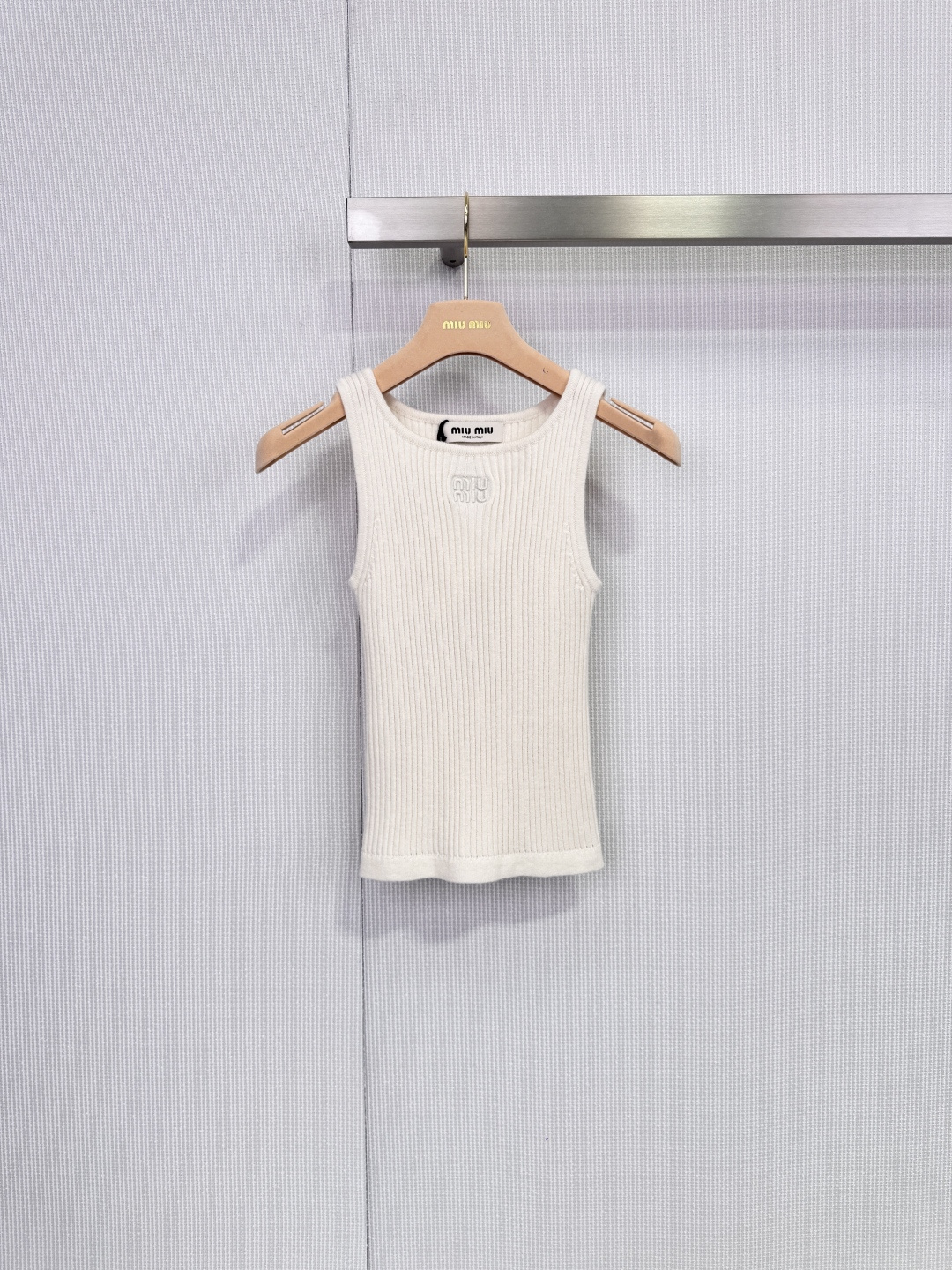 NO:687126,MiuMiu white knitted vest, this white knitted vest is made of soft wool and has a vertical stripe texture design. It is simple and high-end. The logo embroidery on the chest is very recognizable. The slim fit fits the body shape. It is OK to wear alone or inside. The sleeveless design is super refreshing in summer. It can also be layered with jackets or cardigans to easily switch styles. It can be easily used for daily commuting and casual occasions. It is a versatile and practical fashion item! Size SML,, miumiu, jackets & coats,19860909MiuMiu白色针织背心,这款白色针织背心,采用柔软羊毛材质,竖条纹理设计,简约又高级,胸前Logo刺绣超有辨识度,修身版型贴合身形,单穿或内搭都很OK,无袖设计夏天穿超清爽,还能叠穿外套或开衫,轻松切换风格~日常通勤,休闲场合都能轻松驾驭,是百搭实用的时尚单品! 码数SML,,miumiu,jackets & coats,,Women's clothing