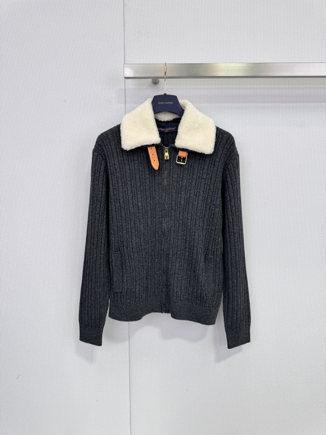 NO:687122,LV lamb fur collar knitted jacket, this lamb fur collar knitted jacket, black coarse knitted fabric + soft lamb fur collar, warm and textured, zipper opening and closing, metal zipper puller + leather decoration, full of details, loose fit, suitable for autumn and winter wear alone or layered with coats, easy to control for commuting and leisure, comfortable and fashionable, it is a must-have and versatile item for autumn and winter wardrobe!  Size SML,,louis vuitton,jackets & coats,19860909LV羊羔毛领针织外套,这款羊羔毛领针织外套,黑色粗针织面料+柔软羊羔毛领,保暖又有质感,拉链开合,金属拉链头+皮质装饰,细节满分,宽松版型,秋冬单穿或叠搭大衣都很OK,通勤休闲都能轻松驾驭,舒适又时髦,是秋冬衣橱必备百搭单品！ 码数SML,,louis vuitton,jackets & coats,,Women's clothing