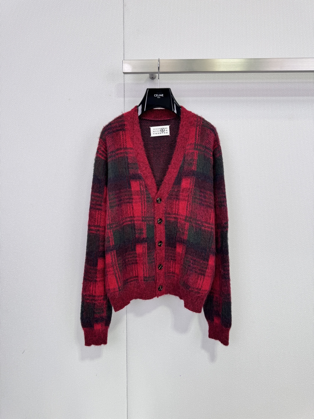 NO:687116,MM6 Margiela red plaid mohair cardigan, red and black plaid is retro and fashionable, full of festive atmosphere, mohair blended material, soft and fluffy, warm and comfortable, V-neck + single-breasted design, loose silhouette, easy to create a genderless neutral style, rib knitted edge details are exquisite, great for layering or wearing alone, paired with jeans or skirts, casual and elegant, it is a must-have and versatile item for autumn and winter wardrobe! Size SML, masion  margiela,masion margiela,skirts,jeans,19860909MM6马吉拉红格纹马海毛开衫,红黑格纹复古又时髦,节日氛围感拉满,马海毛混纺材质,柔软蓬松,保暖又舒适,V领+单排扣设计,宽松廓形,轻松打造无性别中性风,螺纹针织收边细节精致,叠穿或单穿都很出彩,搭配牛仔裤或半身裙,休闲优雅随心切换,是秋冬衣橱必备百搭单品! 码数SML,,masion margiela,masion margiela,skirts,jeans,,Women's clothing