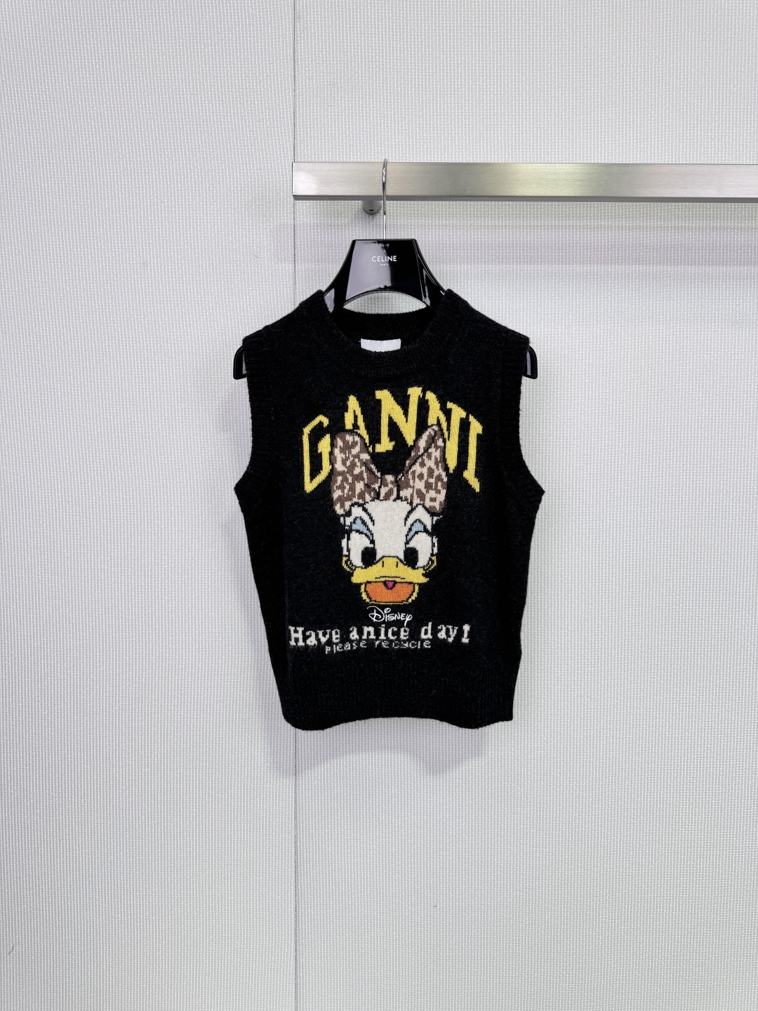 NO:687100,GANNI and Disney co-branded Daisy knitted vest, black main tone + leopard print bow, full of playful retro style, 'GANNI' yellow letters on the front + 'Have a nice day!' slogan, full of fun, soft and comfortable knitted fabric, suitable for spring and autumn alone or layered, daily casual, easy to control street style, the joint series is highly collectible, Disney fans and fashion lovers should not miss it! Size SML,,19860909GANNI和迪士尼联名黛西针织背心,黑色主调+豹纹蝴蝶结,俏皮复古风满分,正面'GANNI'黄色字母+'Have a nice day!'标语,趣味十足,针织面料柔软舒适,春秋单穿或内搭都很OK,日常休闲,街头风轻松驾驭,联名系列超有收藏价值,迪士尼粉丝和时尚控都别错过! 码数SML,,,Women's clothing
