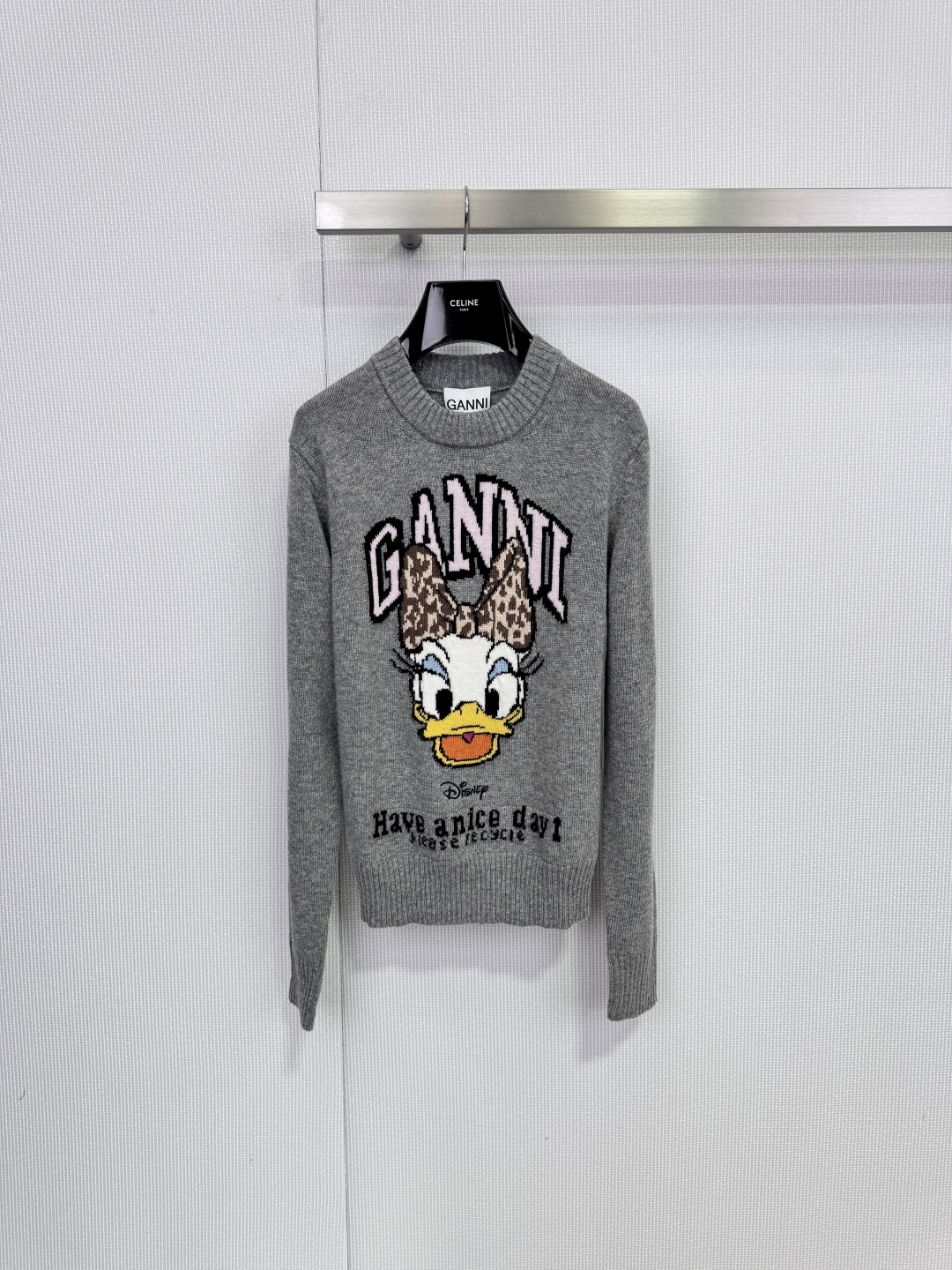 NO:687102,GANNIxDisney Daisy sweater, and Disney co-branded Daisy duck sweater, low saturated gray and super gentle, Daisy cartoon + 'Have a nice day!' words on the front, full of childlike interest, soft and comfortable knitted fabric, very suitable for autumn and winter, loose fit and tolerant, looks great with jeans or skirts, the joint series puts Disney IP on a fashion brand for the first time, full collection value, Disney fans and fashion lovers should not miss it!  Code numberSML,,skirts,jeans,sweaters,19860909GANNIxDisney黛丝毛衣,和迪士尼联名黛丝鸭毛衣,低饱和灰色超温柔,正面黛丝卡通+'Have a nice day!'字样,童趣满满,针织面料柔软舒适,秋冬穿超合适,宽松版型包容性强,搭牛仔裤或半裙都很出彩,联名系列首次让迪士尼IP穿上时尚品牌,收藏价值拉满,迪士尼粉丝和时尚控都别错过！ 码数SML,,skirts,jeans,sweaters,,Women's clothing