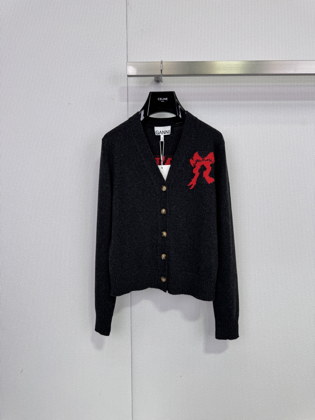 NO:687372,Ganni red bow cardigan, this black V-neck knitted cardigan, the red bow embroidery on the chest is super eye-catching, with the brand logo, perfect recognition, soft wool blend material, comfortable and warm to wear, very suitable for autumn and winter, metal button design, easy to put on and take off, full of details, easy to control daily commuting, festival atmosphere, it goes well with shirts or dresses, elegant and playful!  Size SML,,skirts,shirts,19860909Ganni红色蝴蝶结开衫,这款黑色V领针织开衫,胸前红色蝴蝶结刺绣超吸睛,搭配品牌标志,辨识度满分,柔软羊毛混纺材质,穿着舒适又保暖,秋冬季节超适合,金属纽扣设计,穿脱方便,细节感拉满,日常通勤,节日氛围都能轻松驾驭,搭配衬衫或连衣裙都很出彩,优雅又俏皮！ 码数SML,,skirts,shirts,,Women's clothing