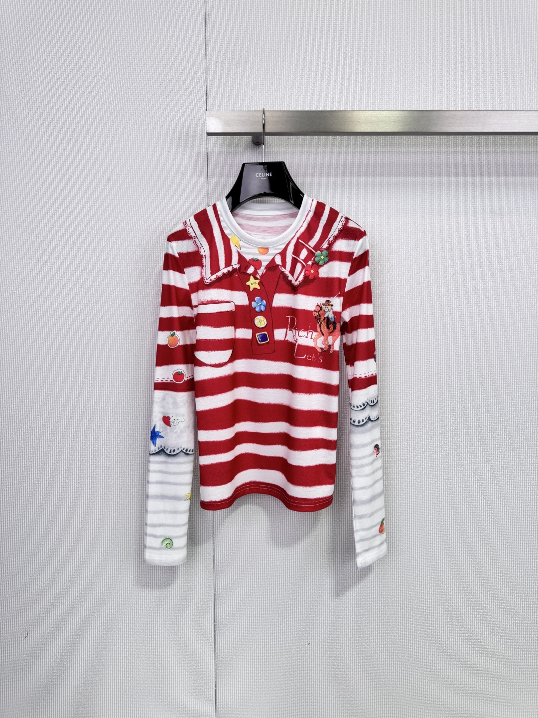 NO:687390,CHEERi UPi 2026 spring limited-edition POLO shirt for the Year of the Horse, blue and white stripes + playful soft style, full of details! The Year of the Horse print on the chest, colorful buttons, small flower decoration, apple and bow decoration on the cuffs, childlike and retro, slim fit, cotton fabric, comfortable and close-fitting, great for daily or theme wear, paired with overalls, wide-leg pants are super atmospheric! Size SML,,19860909CHEERi UPi2026春季马年限定POLO衫,蓝白条纹+俏皮软语风,细节满满!胸口马年印花,彩色纽扣,小花装饰,袖口还有苹果和蝴蝶结点缀,童趣又复古,修身剪裁,棉质面料,舒适贴身,日常或主题穿搭都很出彩,搭配工装裤,阔腿裤超有氛围感! 码数SML,,,Women's clothing