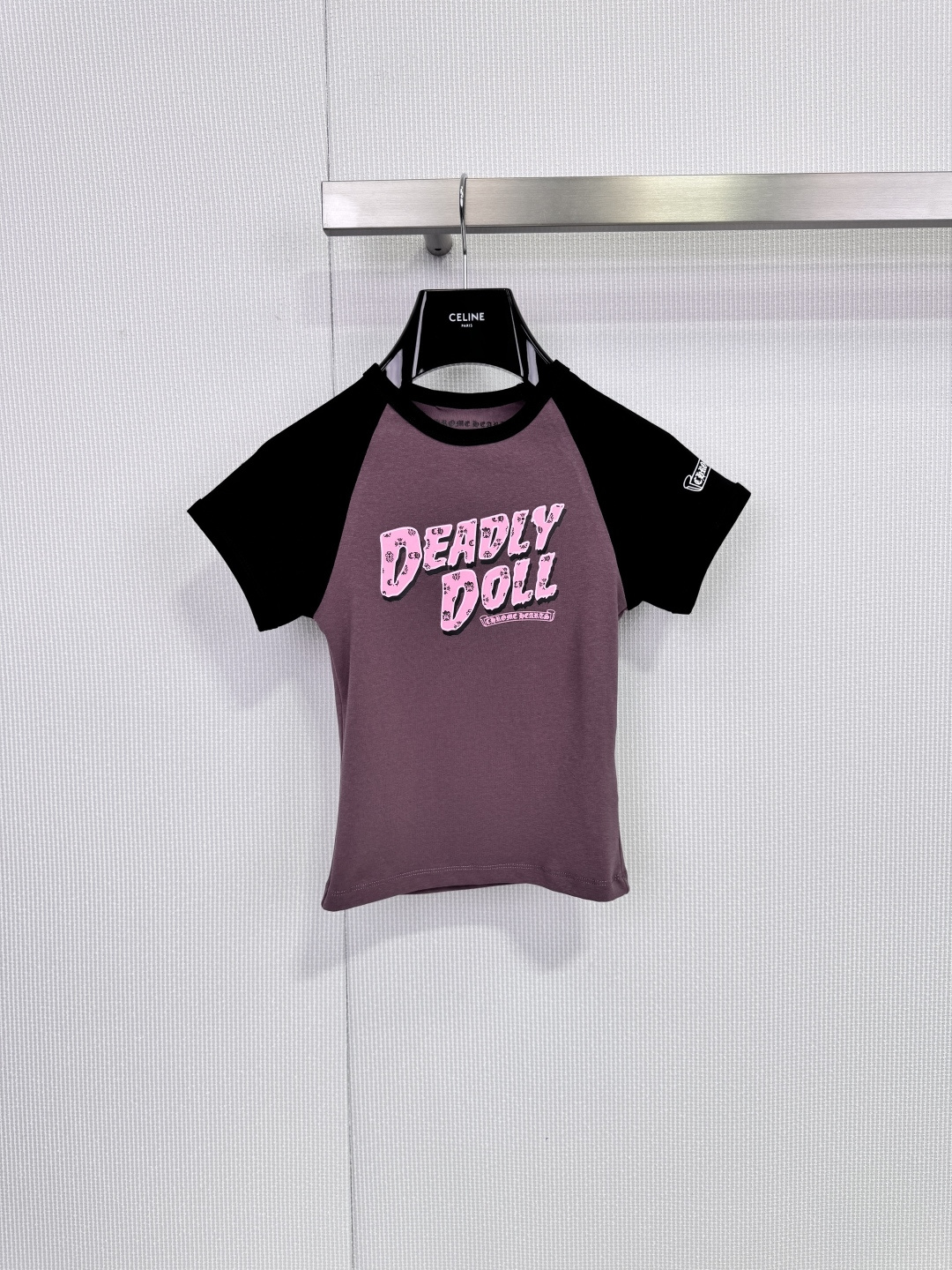 NO:687380,Deadly DollxChromeHearts co-branded raglan short sleeves, main color dark purple + black sleeves, super eye-catching contrasting colors, pink 'Deadly Doll' letters + small pattern on the front, full retro American style, pure cotton material, soft and breathable, super comfortable to wear in spring and summer, raglan sleeve design modifies shoulder lines, short version with high-waisted pants/skirts, slim and fashionable! It can be easily used in daily casual and street style, it is a must-have item for trendy wear!  Size SML,,chrome hearts,skirts,T-shirt,19860909Deadly DollxChromeHearts联名插肩短袖,主色深紫+黑色袖子,撞色超吸睛,正面粉色'Deadly Doll'字母+小图案,复古美式风格满分,纯棉材质,柔软透气,春夏穿超舒服,插肩袖设计修饰肩部线条,短款版型搭高腰裤/短裙,显瘦又时髦!日常休闲,街头风都能轻松驾驭,是潮流穿搭必备单品！ 码数SML,,chrome hearts,skirts,T-shirt,,Women's clothing