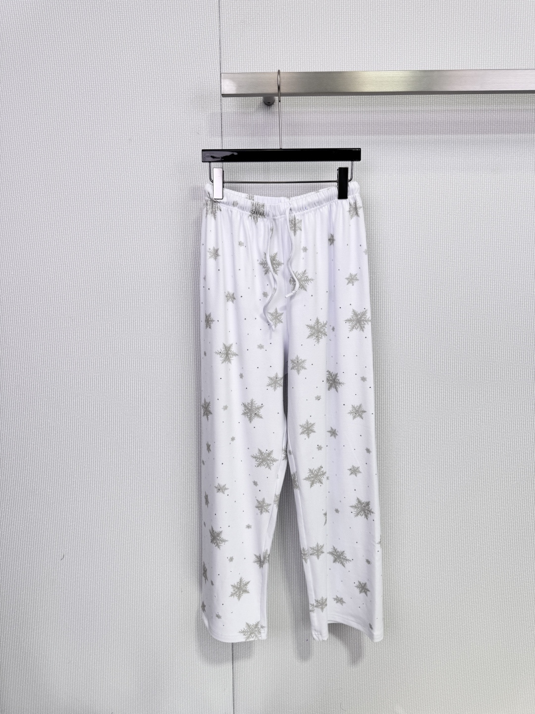 NO:687386,Skims Snowflake Print Pajama Set Skims This snowflake print pajama set is white with gray snowflakes on the base. It is simple and has a super winter atmosphere. The top has a Henry collar + button placket, which is easy to put on and take off. The bottom has an elastic waist and drawstring, which is comfortable and fit. The fabric is soft and skin-friendly. It is suitable for home or sleeping in autumn and winter. Some styles also come with removable chest pads, which are practical and considerate to meet different needs!  Code number SML,,19860909Skims雪花印花睡衣套装 Skims这款雪花印花睡衣套装,白色底配灰色雪花,简约又超有冬日氛围感,上衣是亨利领+纽扣开襟,穿脱方便,下装松紧腰抽绳,舒适又贴合,面料柔软亲肤,秋冬居家或睡觉都很适合,部分款式还带可拆卸胸垫,实用又贴心,满足不同需求！ 码数SML,,,Women's clothing