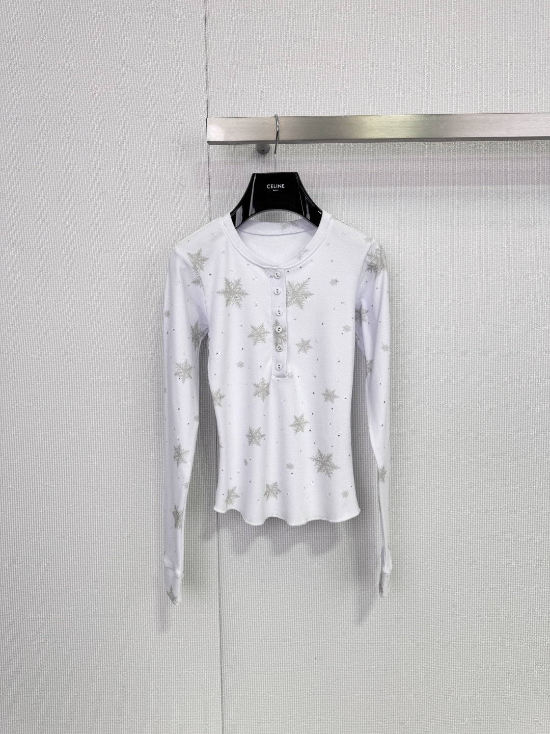 NO:687384,Skims Snowflake Print Pajama Set Skims This snowflake print pajama set is white with gray snowflakes on the base. It is simple and has a super winter atmosphere. The top has a Henry collar + button placket, which is easy to put on and take off. The bottom has an elastic waist and drawstring, which is comfortable and fit. The fabric is soft and skin-friendly. It is suitable for home or sleeping in autumn and winter. Some styles also come with removable chest pads, which are practical and considerate to meet different needs!  Code number SML,,19860909Skims雪花印花睡衣套装 Skims这款雪花印花睡衣套装,白色底配灰色雪花,简约又超有冬日氛围感,上衣是亨利领+纽扣开襟,穿脱方便,下装松紧腰抽绳,舒适又贴合,面料柔软亲肤,秋冬居家或睡觉都很适合,部分款式还带可拆卸胸垫,实用又贴心,满足不同需求！ 码数SML 上,,,Women's clothing