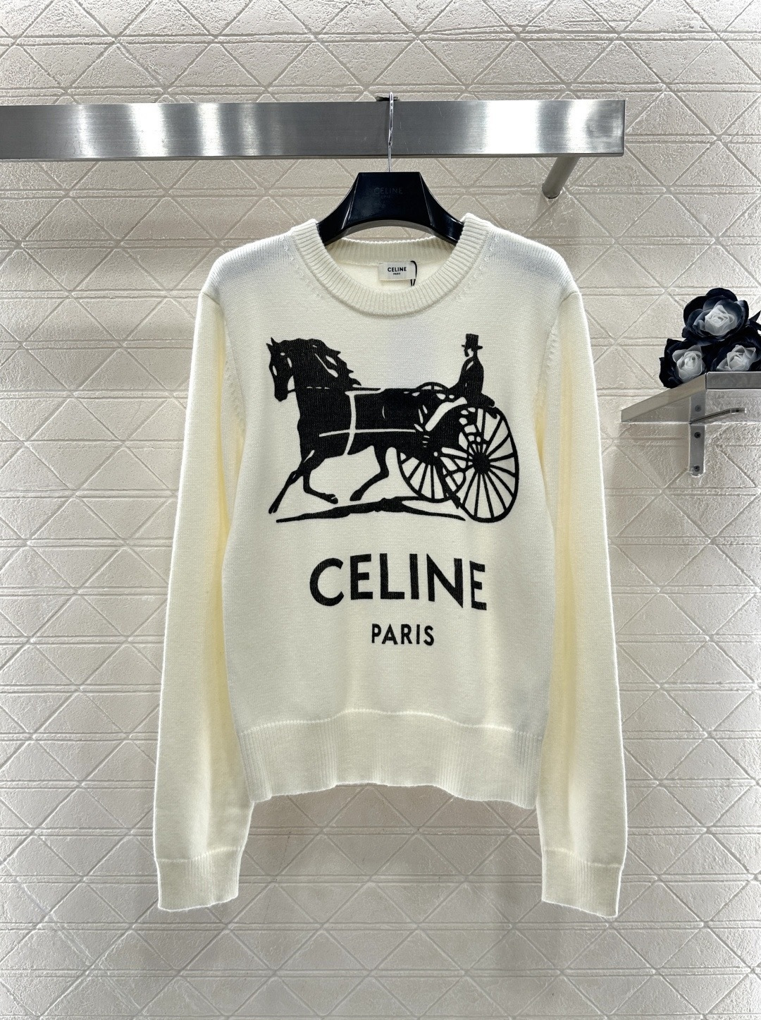 NO:687375,CELINE carriage knitted sweater, classic carriage logo + 'CELINE PARIS' words, full of French retro atmosphere! High-quality cashmere, soft and skin-friendly, super comfortable to wear in autumn and winter, apricot color bottom with black and white carriage, simple and advanced, loose version is super friendly to the figure, layered shirts or high collars are great, easy to create a Parisian noble boy style, can be easily used in daily casual or formal occasions, it is CELINE's iconic item, classic and timeless!  Size SML,,celine,sweaters,shirts,19860909CELINE马车针织毛衣,经典马车Logo+'CELINE PARIS'字样,法式复古氛围感拉满!高品质羊绒,柔软亲肤,秋冬穿超舒服,奶杏色底配黑白马车,简约又高级,宽松版型对身材超友好,叠穿衬衫或高领内搭都很出彩,轻松打造巴黎贵公子风,日常休闲或正式场合都能轻松驾驭,是 CELINE标志性单品,经典不过时! 码数SML,,celine,sweaters,shirts,,Women's clothing