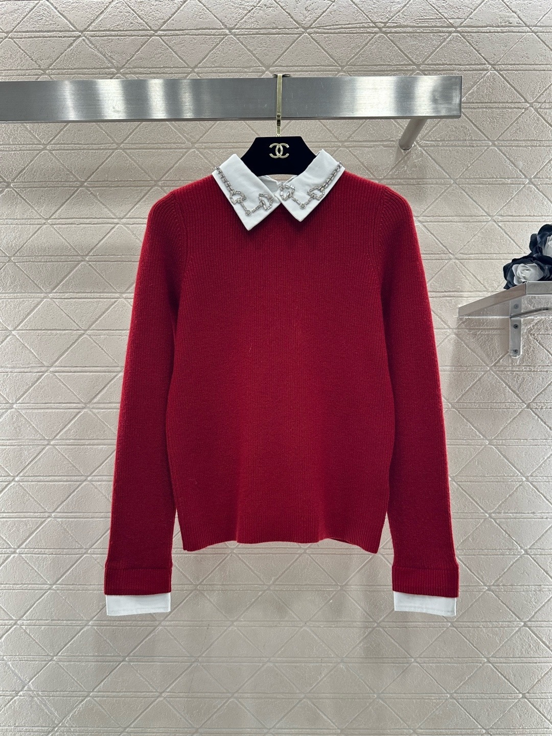 NO:687379,Gucci red fake two-piece sweater. This red fake two-piece sweater is made of wool blend material. It is soft and warm. It is very suitable for autumn and winter. It has white lapels and exquisite embroidery. The fake two-piece design is full of layers. It can be easily controlled in college style or retro style. The red color is white and eye-catching. It can be worn during festivals and everyday. The details on the cuffs and hem are very exquisite. It goes well with jeans or skirts. It can be elegant and casual at will!  ,,gucci,skirts,jeans,19860909Gucci红色假两件针织衫,这款红色假两件针织衫,羊毛混纺材质,柔软又保暖,秋冬穿超合适,白色翻领+精致刺绣,假两件设计层次感满满,学院风or复古风都能轻松驾驭,红色显白又吸睛,节日,日常都能穿,袖口和下摆细节很精致,搭配牛仔裤或半裙都很出彩,优雅休闲随心切换！,,gucci,skirts,jeans,,Women's clothing