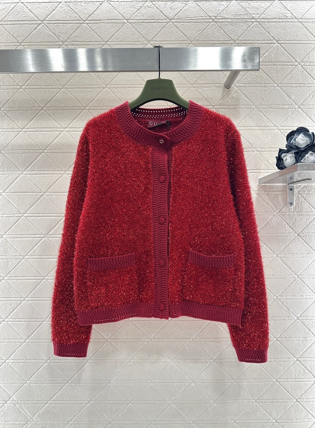 NO:708663,Gucci red knitted cardigan. This red knitted cardigan is made of soft blended yarn. It feels delicate and warm. It is very suitable for autumn and winter. The round neck + front button design is easy to put on and take off. The pockets on both sides are practical and beautiful. The red color is super white. It can be easily worn during festivals or daily life. It has an elegant and casual style. It looks great with skirts or jeans, and can easily enhance your temperament!  Size SML,,gucci,skirts,jeans,19860909Gucci红色针织开衫,这款红色针织开衫,采用柔软混纺纱线,触感细腻又保暖,秋冬穿超合适,圆领+正面纽扣设计,穿脱方便,两侧口袋实用又好看,红色超显白,节日或日常都能轻松驾驭,优雅休闲风,搭配裙装或牛仔裤都很出彩,轻松提升气质！ 码数SML,,gucci,skirts,jeans,,Women's clothing