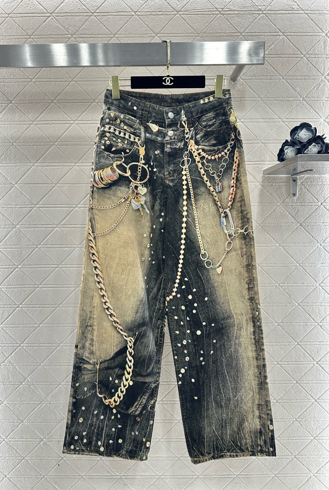NO:693664,Acne Studios 2026 New Year limited black gold chain jeans, 1981 straight fit, same style for men and women, dark denim + 3D black gold chain printing, metal chain elements are super layered, and the back pockets are also decorated with colorful rivets, perfect details!  The loose straight design is comfortable and fashionable. It can be easily worn in daily or street style. It is limited to the Chinese New Year. Pair it with a simple top or thick-soled boots to easily get a cool look!  Code number SML,,acne studios,dior,boots,jeans,19860909Acne Studios 2026新春限定黑金链条牛仔裤,1981直筒版型,男女同款,深色牛仔布+3D黑金链条印花,金属链条元素超有层次感,后袋还有彩色铆钉点缀,细节满分！宽松直筒设计,舒适又时髦,日常或街头风都能轻松驾驭,新春限定,搭配简约上衣或厚底靴,轻松get潮酷造型！ 码数SML,,acne studios,dior,boots,jeans,,Women's clothing