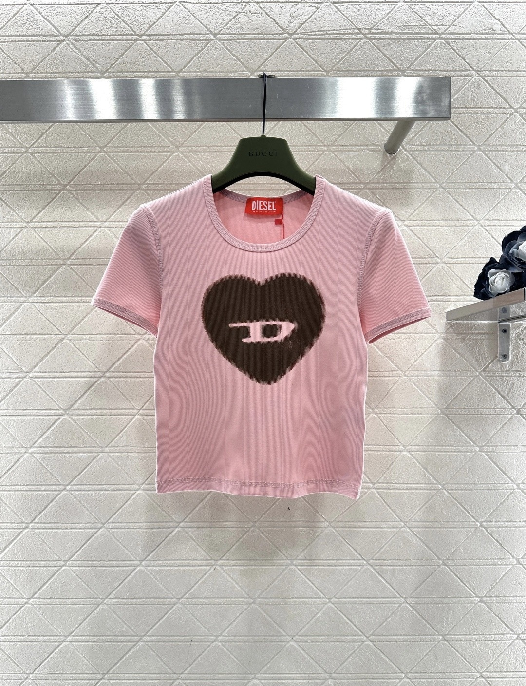 NO:693689,Diesel spring and summer series love short-sleeved T-shirt, light gray pitted knitted fabric, slim and fit, with a red heart + white 'D' letter on the chest, highly recognizable, full of girly feel, short design, paired with high-waisted pants or short skirts, easy to create a hot girl style, suitable for daily outings and parties, Diesel's consistent personality and fashion sense, you will be the focus of the street when you wear it!  Size SML 1,,skirts,T-shirt,tees,t-shirt,19860909Diesel春夏系列爱心短袖T恤,浅灰色坑条针织面料,修身显瘦,贴合身形,胸前红色爱心+白色'D'字母,辨识度超高,少女感满满X,短款设计,搭配高腰裤或短裙,轻松打造辣妹风,日常出街,聚会都很适合,Diesel一贯的个性与时尚感,穿上就是街头焦点！ 码数SML 1,,skirts,T-shirt,tees，t-shirt,,Women's clothing