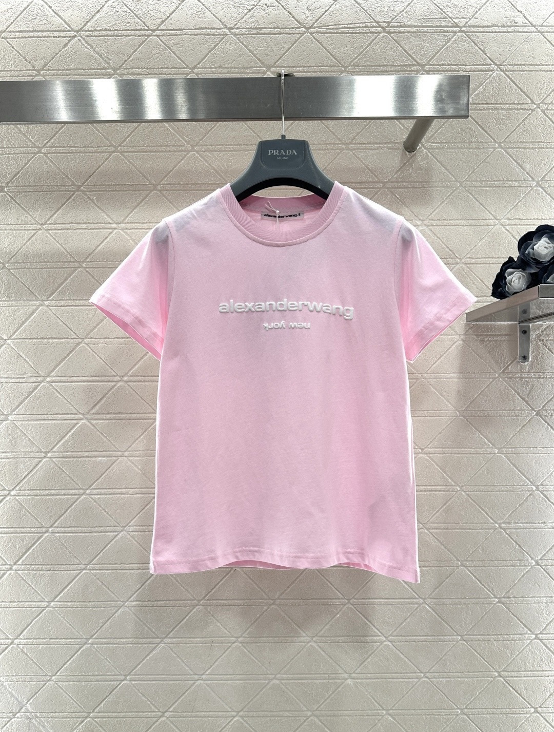 NO:697117,AlexanderWang letter short-sleeved T-shirt, this T-shirt comes from Wang. It is made of pure cotton. It is soft and comfortable. It is very suitable for summer. The brand letters are printed on the chest. It is simple and recognizable. The white version with pink font is fresh and versatile. It can meet the needs of different body types. It can be worn for daily, commuting and leisure. It can be worn with jeans or overalls, and you can easily get high street style! Size SML,, alexander wang, jeans, T-shirt, tees, t-shirt,19860909AlexanderWang字母短袖T恤,这款T恤来自大王,采用纯棉材质,柔软舒适,夏天穿超合适,胸前品牌字母印花,简约又有辨识度,白色款配粉色字体,清新百搭,满足不同体型需求,日常,通勤,休闲都能穿,搭配牛仔裤或工装裤,轻松get高街风穿搭! 码数SML,,alexander wang,jeans,T-shirt,tees，t-shirt,,Women's clothing