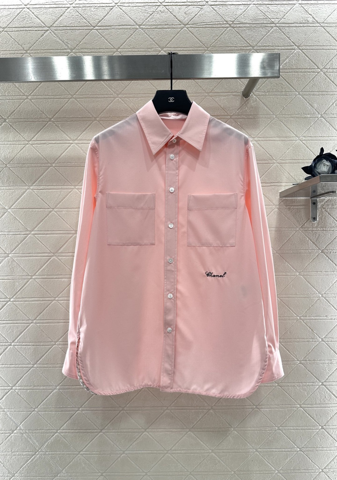 NO:693696,Chanel 2026 Cotton Double Palace Retro White Shirt. This poplin Double Palace Retro White Shirt is made of high-quality pure cotton. It feels smooth, breathable and comfortable. It has a retro design and loose tailoring. The splicing details and red embroidery on the chest are very recognizable. It is simple yet high-end. Whether it is paired with a skirt or trousers, it can easily create an elegant and intellectual style. It is suitable for commuting or formal occasions. It has both texture and design. You will look like a goddess of temperament when you wear it!  Size SML,,chanel,skirts,shirts,19860909Chanel2026棉质双宫复古白衬衫,这款府绸双宫复古白衬衫,采用高品质纯棉,触感柔滑,透气又舒适,复古设计加宽松剪裁,胸前拼接细节和红色刺绣超有辨识度,简约又不失高级感,无论搭配裙装还是裤装,都能轻松打造优雅知性风,通勤或正式场合都很适合,质感与设计感兼具,穿上就是气质女神! 码数SML,,chanel,skirts,shirts,,Women's clothing