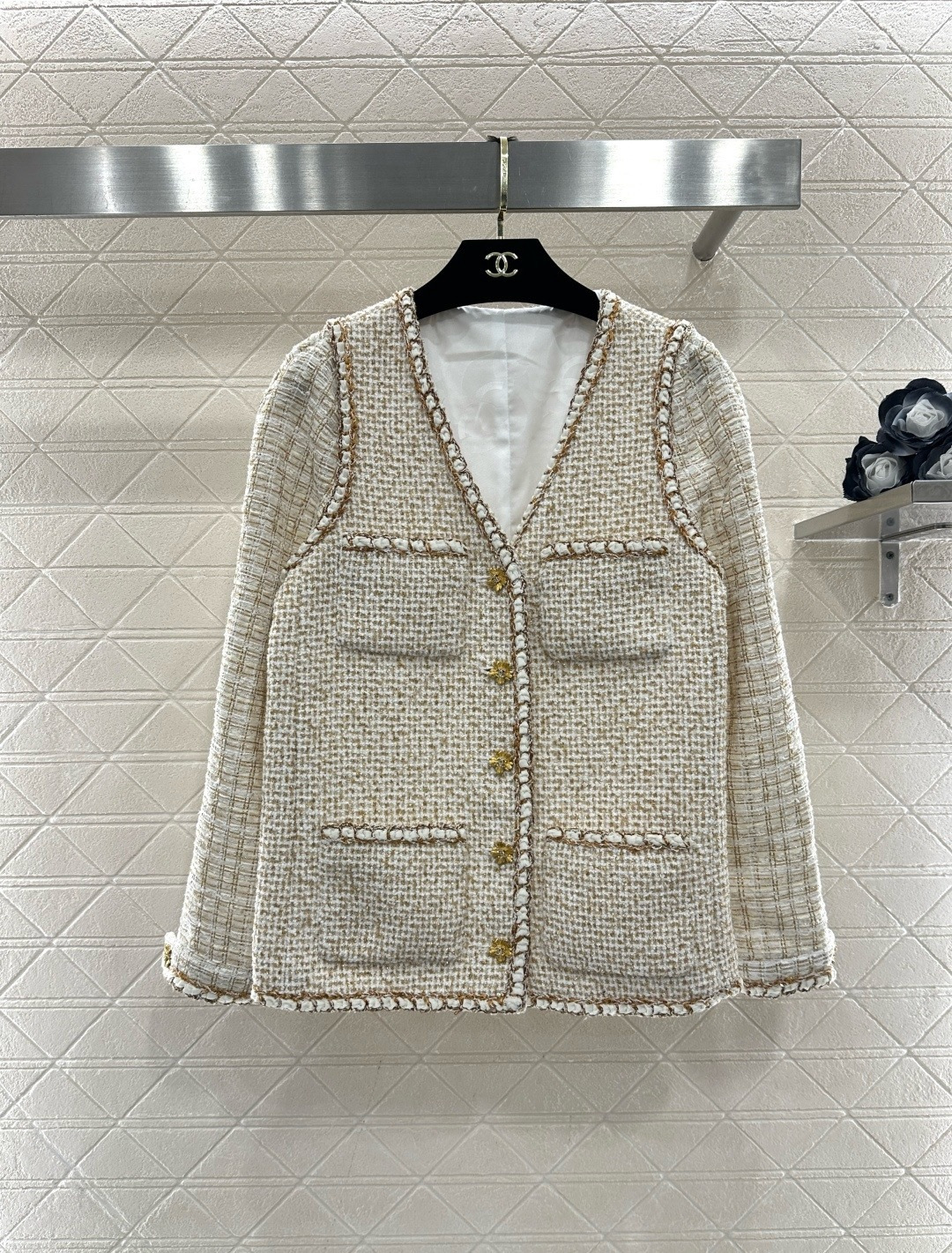 NO:693701,Chanel Chanel 26C early spring vacation series tweed jacket, classic off-white + gold tweed, embellished with pearl chains, full of French elegance, V-neck and four pocket design, super exquisite gold buttons, neat tailoring, easy to control in daily or formal occasions, the tweed material is warm and breathable, very suitable for spring and autumn, paired with suspenders or sweaters, you can easily get a ladylike or vacation style look! Size SML,,chanel,chanel,jackets & coats,19860909Chanel香奈儿26C早春度假系列粗花呢外套,经典米白+金色粗花呢,珍珠链条点缀,法式优雅氛围感拉满,V领加四口袋设计,金色纽扣超精致,剪裁利落,日常或正式场合都能轻松驾驭,粗花呢材质保暖又透气,春秋穿超合适,搭配吊带或针织衫,轻松get名媛风or度假风look! 码数SML,,chanel,chanel,jackets & coats,,Women's clothing