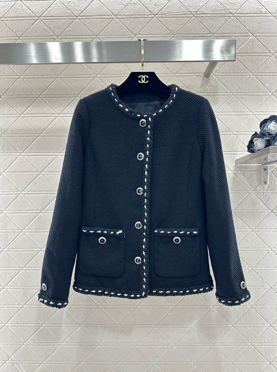NO:693677,Chanel26C black fragrant jacket, classic tweed material, round neck + imitation pearl chain decoration, exquisite and elegant, double front pockets + metal buttons, practical and detailed, black and fresh and versatile, easy to match with skirts or trousers in spring and autumn, can be easily used for commuting, dating, and formal occasions. It is one of Chanel's iconic items!  ,,chanel,chanel,skirts,jackets & coats,19860909Chanel26C黑色小香外套,经典粗花呢材质,圆领+仿珍珠链条装饰,精致优雅,正面双口袋+金属纽扣,实用又有细节感,黑色清新百搭,春秋季节轻松搭配裙装或裤装,通勤,约会,正式场合都能轻松驾驭,是香奈儿标志性单品之一！,,chanel,chanel,skirts,jackets & coats,,Women's clothing