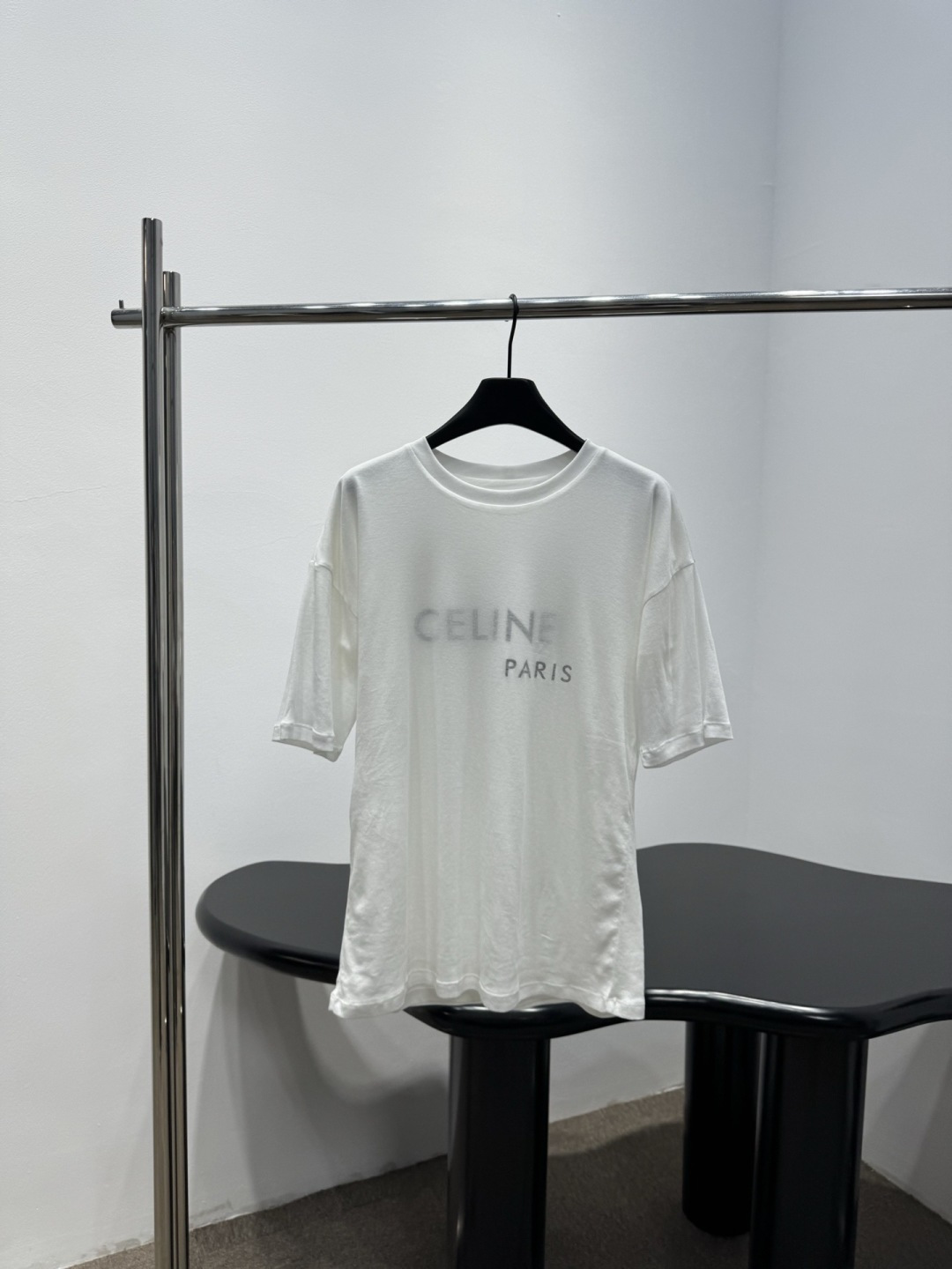 NO:693650,CELINE 2025 Autumn and Winter white double-layer T-shirt, simple design + high-quality cotton material, comfortable and breathable to wear, 'CELINE PARIS' on the front, low-key and recognizable. The double-layer yarn structure makes the layering richer, and it is OK to be worn layered or worn alone. It can be easily controlled for daily commuting and leisure. The loose version accommodates a variety of body types. Pair it with jeans or casual pants, and you can easily get a simple and high-end feeling! Size SML,,celine,jeans,tees,t-shirt,19860909CELINE 2025秋冬白色双层T恤,简约设计+高品质棉料,穿着舒适透气,正面'CELINE PARIS'字样,低调又有辨识度,双层纱结构让层次感更丰富,叠穿或单穿都很OK,日常通勤,休闲都能轻松驾驭,宽松版型,包容多种身材,搭配牛仔裤或休闲裤,轻松get简约高级感! 码数SML,,celine,jeans,tees，t-shirt,,Women's clothing