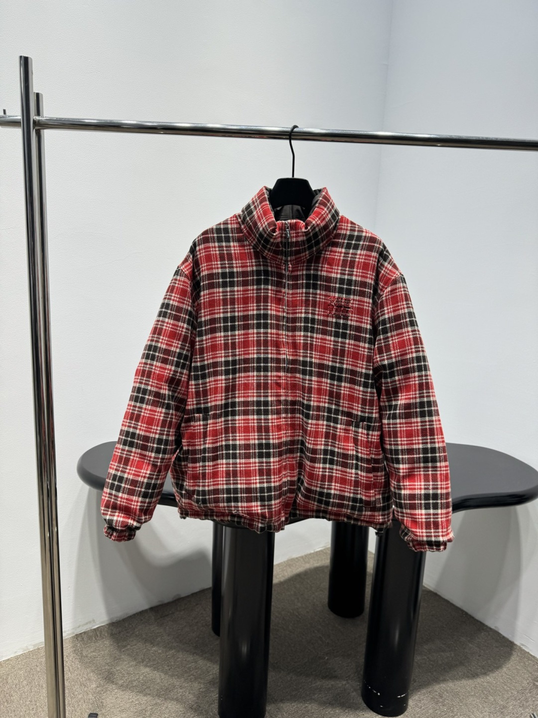 NO:693640,Comes with dust bag MiuMiu 25 autumn and winter series reversible down jacket, red and black plaid + dark brown sports style, you can switch styles at will! The stand-up collar design is windproof and warm, the drawstring hem is adjustable, light down filling, super comfortable to wear in winter. The short style is neatly cut, paired with floral inner wear or mocha brown accessories, it can easily create a playful girly feel, practical and fashionable, a must-have for winter outings! Size SML,, miumiu, down jacket,19860909配防尘袋MiuMiu 25秋冬系列双面穿羽绒服,红黑格纹+深棕运动风,随心切换风格!立领设计防风保暖,抽绳下摆可调节版型,轻盈羽绒填充,冬天穿超舒服.短款剪裁利落,搭配碎花内搭或摩卡棕配饰,轻松打造俏皮少女感,实用又时髦,冬季出街必备! 码数SML,,miumiu,down jacket,,Women's clothing