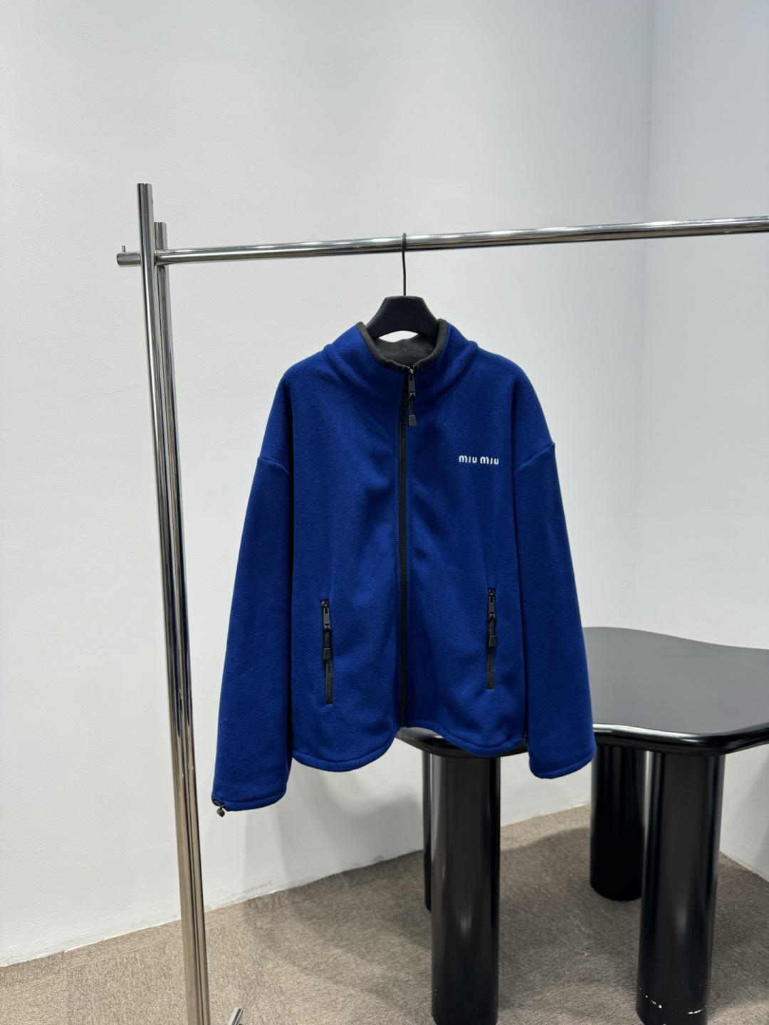 NO:693632,MiuMiu 25SS blue polar fleece jacket, royal blue is super eye-catching, soft fabric is warm and comfortable, perfect for autumn and winter! Short cut + zipper design, brand embroidery on the chest, perfect details, zipper pockets on both sides are practical and fashionable, easy to control during daily commuting and outdoors. The polar fleece material is light and easy to carry, great for layering or wearing alone, retro playful style, full of fashion sense, a must-have for young people! Size SML,,miumiu,jackets & coats,19860909MiuMiu 25SS蓝色摇粒绒外套,宝蓝色超吸睛,柔软面料保暖又舒适,秋冬穿超合适!短款剪裁+拉链设计,胸前品牌刺绣,细节满分,两侧拉链口袋实用又时髦,日常通勤,户外都能轻松驾驭.摇粒绒材质轻便易携,叠穿或单穿都很出彩,复古俏皮风格,时尚感拉满,年轻人必入! 码数SML,,miumiu,jackets & coats,,Women's clothing