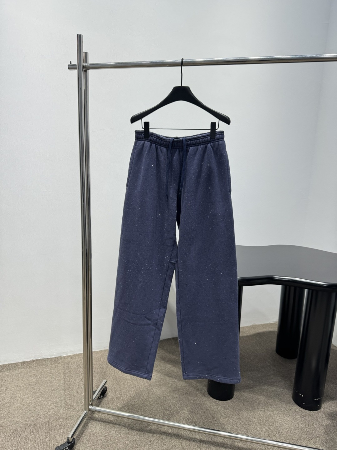 NO:693626,Alexander Wang pink diamond loose hooded sweatshirt and sweatpants suit, this loose hooded sweatshirt suit comes in dark blue and beige, the cotton fabric is soft and comfortable, and super friendly for daily wear! The zipper hood + large pocket design is practical and casual, the pants have an elastic waist, and you can move freely. The simple style is super versatile. Pair it with sneakers or casual shoes in spring and autumn, and you can easily get a comfortable and fashionable look! Size SML,, alexander wang, sneakers, hoodie, sweatshirts, hats,19860909亚历山大王粉钻宽松连帽卫衣卫裤套装,这套宽松连帽卫衣套装包含深蓝和米色两色,棉质面料柔软舒适,日常穿着超友好!拉链连帽+大口袋设计,实用又休闲,裤子松紧腰,活动自如,简约风格超百搭,春秋季节随便搭配运动鞋或休闲鞋,轻松get舒适时尚look! 码数SML,,alexander wang,sneakers,hoodie,sweatshirts,hats,,Women's clothing