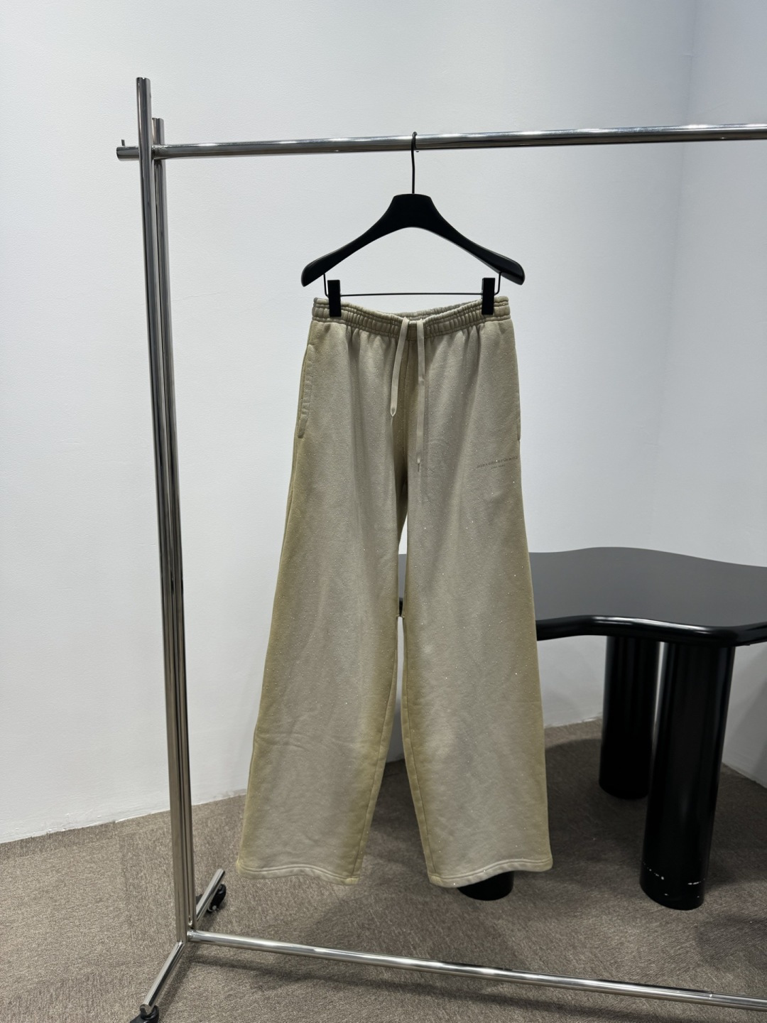 NO:693616,Alexander Wang pink diamond loose hooded sweatshirt and sweatpants suit, this loose hooded sweatshirt suit comes in dark blue and beige, the cotton fabric is soft and comfortable, and super friendly for daily wear! The zipper hood + large pocket design is practical and casual, the pants have an elastic waist, and you can move freely. The simple style is super versatile. Pair it with sneakers or casual shoes in spring and autumn, and you can easily get a comfortable and fashionable look! Size SML,, alexander wang, sneakers, hoodie, sweatshirts, hats,19860909亚历山大王粉钻宽松连帽卫衣卫裤套装,这套宽松连帽卫衣套装包含深蓝和米色两色,棉质面料柔软舒适,日常穿着超友好!拉链连帽+大口袋设计,实用又休闲,裤子松紧腰,活动自如,简约风格超百搭,春秋季节随便搭配运动鞋或休闲鞋,轻松get舒适时尚look! 码数SML,,alexander wang,sneakers,hoodie,sweatshirts,hats,,Women's clothing