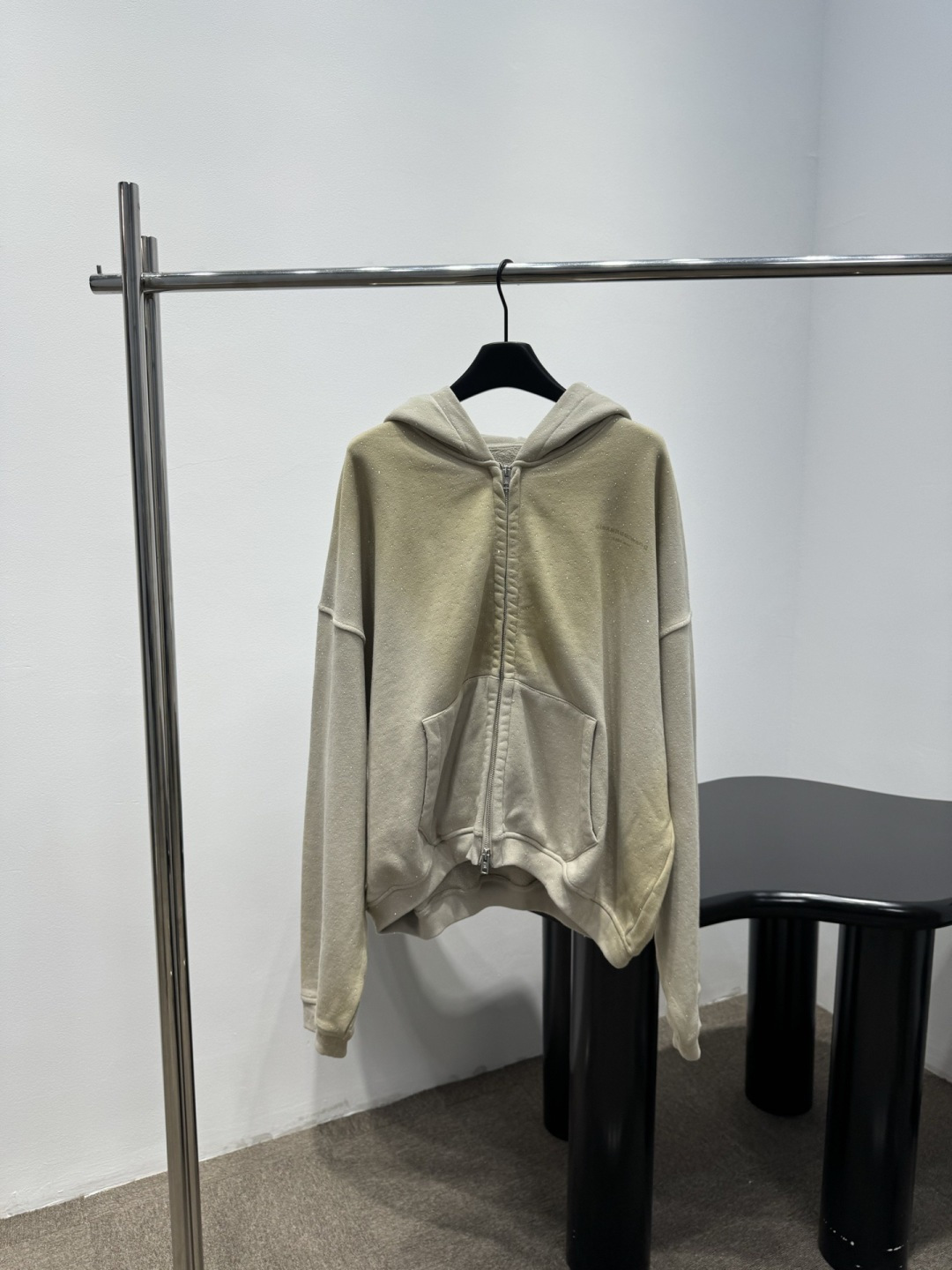 NO:693633,Alexander Wang Pink Diamond Loose Hooded Sweatshirt and Sweatpants Set, this loose hooded sweatshirt set comes in two colors: dark blue and beige. The cotton fabric is soft and comfortable, and is super friendly for daily wear! The zipper hood + large pocket design is practical and casual, and the pants have an elastic waist for freedom of movement. The simple style is super versatile. You can pair it with sneakers or casual shoes in spring and autumn to easily get a comfortable and fashionable look! Size SML Sweatshirt,, alexander  wang,sneakers,hoodie,sweatshirts,hats,19860909亚历山大王粉钻宽松连帽卫衣卫裤套装,这套宽松连帽卫衣套装包含深蓝和米色两色,棉质面料柔软舒适,日常穿着超友好!拉链连帽+大口袋设计,实用又休闲,裤子松紧腰,活动自如,简约风格超百搭,春秋季节随便搭配运动鞋或休闲鞋,轻松get舒适时尚look! 码数SML 卫衣,,alexander wang,sneakers,hoodie,sweatshirts,hats,,Women's clothing