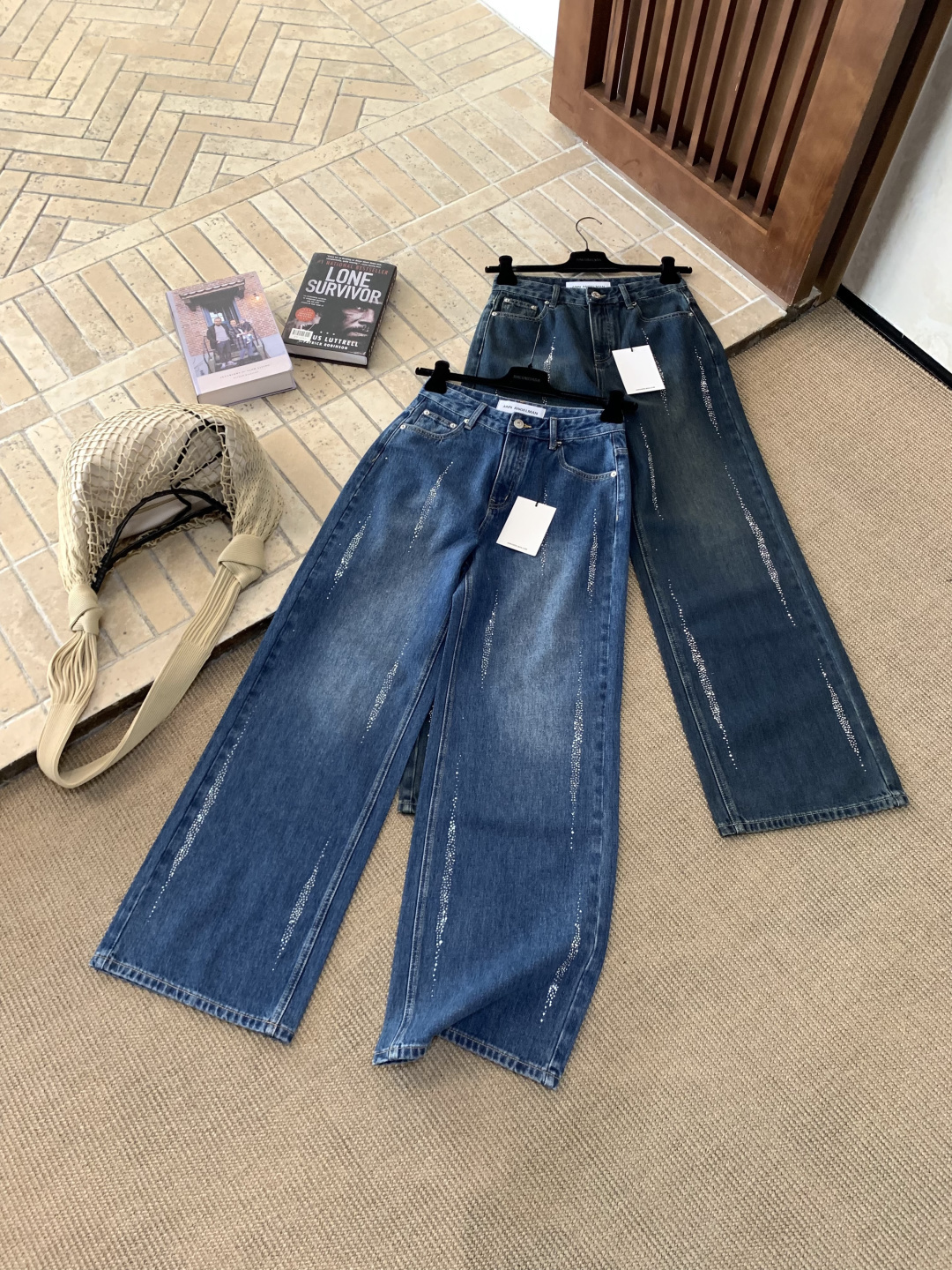 NO:694530,French designer brand Ann Andelman's rhinestoned jeans are made of vintage washed denim fabrics, with a high-waisted wide-leg design, which flatters the leg shape and is comfortable. The rhinestoned details on the trousers are super design-like and have a deconstructed aesthetic style, which can be easily controlled for daily commuting or leisure. The fabric is soft and tough, and the silhouette is crisp. When paired with a sweater or shirt, you can easily get a French lazy atmosphere. Size SML,,jeans,shirts,19860909法国设计师品牌Ann Andelman的烫钻牛仔裤,采用复古水洗牛仔面料,高腰阔腿设计,修饰腿型又舒适.裤身烫钻细节超有设计感,解构美学风格,日常通勤或休闲都能轻松驾驭,面料软韧,版型挺括,搭配针织衫或衬衫,轻松get法式慵懒氛围感. 码数SML,,jeans,shirts,,Women's clothing