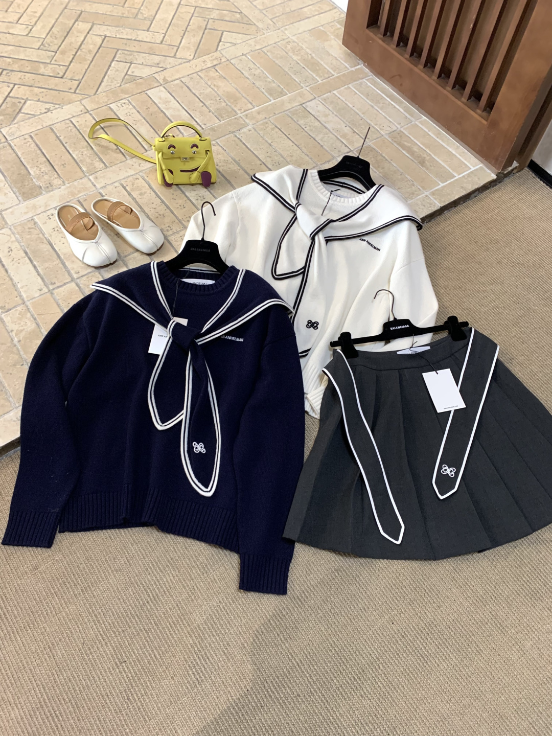 NO:694560,ANN ANDELMAN navy collar tie-up pullover sweater, classic navy color + white stripes, full of college style, soft and comfortable knitted fabric, very suitable for autumn and winter, large lapel + ribbon design, modified neck line, elegant and age-reducing, loose version, versatile and not flattering, looks great with pleated skirt, jeans or knight boots, easy to switch between multiple styles, can be worn for commuting and leisure!  Code number SML,,boots,skirts,jeans,sweaters,19860909ANN ANDELMAN海军领系带套头毛衣,经典藏蓝配色+白色条纹,学院风满满,针织面料柔软舒适,秋冬穿超合适,大翻领+飘带设计,修饰颈部线条,优雅又减龄,宽松版型,百搭不挑身材,配百褶裙、牛仔裤或骑士靴都很出彩,轻松切换多种风格,通勤休闲都能穿！ 码数SML,,boots,skirts,jeans,sweaters,,Women's clothing