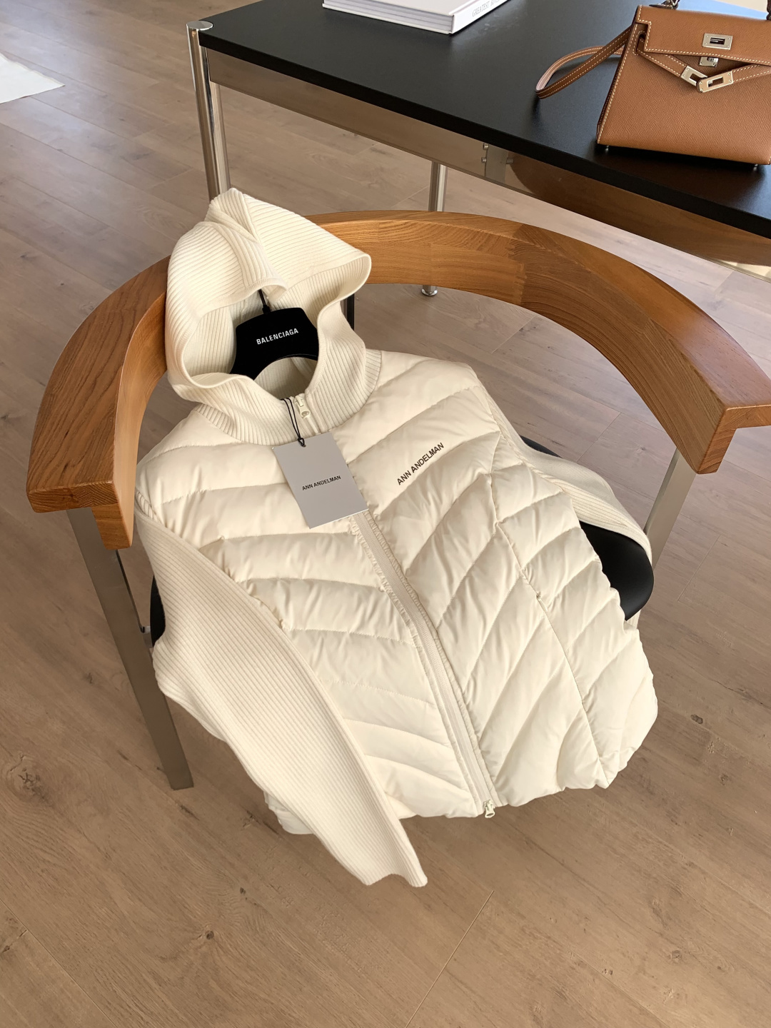 NO:694550,Comes with dust bag ANN ANDELMAN knitted patchwork down jacket. This knitted patchwork down jacket has soft knitted sleeves and hood. The body is filled with 90% white goose down. It is light and warm. It is short and slim with a slight waist design. It makes you appear taller and slimmer. It is friendly to small people. The milky white color is gentle and versatile. It can be easily managed for commuting, dating and daily life. It goes well with jeans or skirts. It is practical and has a sense of design. It is a must-have in autumn and winter! Size SML, skirts, jeans, down  jacket,hats,19860909配防尘袋ANN ANDELMAN针织拼接羽绒服,这款针织拼接羽绒服,袖子和帽子是柔软针织,衣身填充90白鹅绒,轻盈又保暖,短款修身+微收腰设计,显高显瘦,小个子友好,奶白色温柔百搭,通勤,约会,日常都能轻松驾驭,搭配牛仔裤或半裙都很出彩,实用又有设计感,秋冬必入! 码数SML,,skirts,jeans,down jacket,hats,,Women's clothing