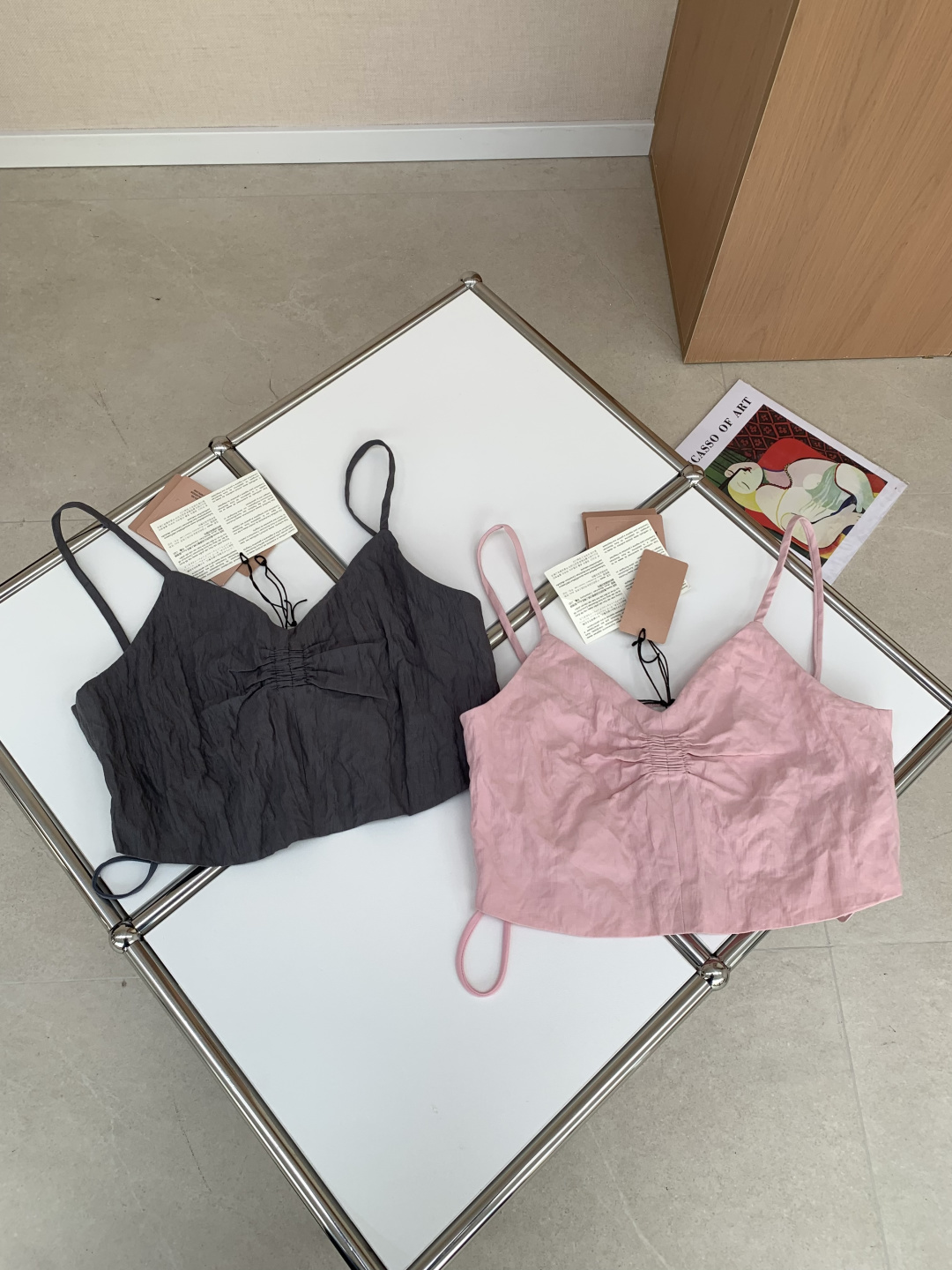 NO:694536,MiuMiu two-color pleated tube top skirt suit, light and breathable fabric, super comfortable to wear in spring and summer, elastic waist design, suitable for a variety of body types, easy to put on and take off, pleated texture makes the sense of layering and drape perfect, light pink is gentle and age-reducing, can be easily controlled for daily commuting or leisure, paired with suspenders or shirts, fresh and elegant, easy to get the summer atmosphere. Size SML,, miumiu, skirts, shirts,19860909MiuMiu两色褶皱抹胸半身裙套装,轻薄透气面料,春夏穿超舒服,松紧腰设计,适合多种身材,穿脱方便,褶皱肌理让层次感和垂坠感满分,浅粉色温柔又减龄,日常通勤或休闲都能轻松驾驭,搭配吊带或衬衫,清新优雅,轻松get夏日氛围感 码数SML 上,,miumiu,skirts,shirts,,Women's clothing