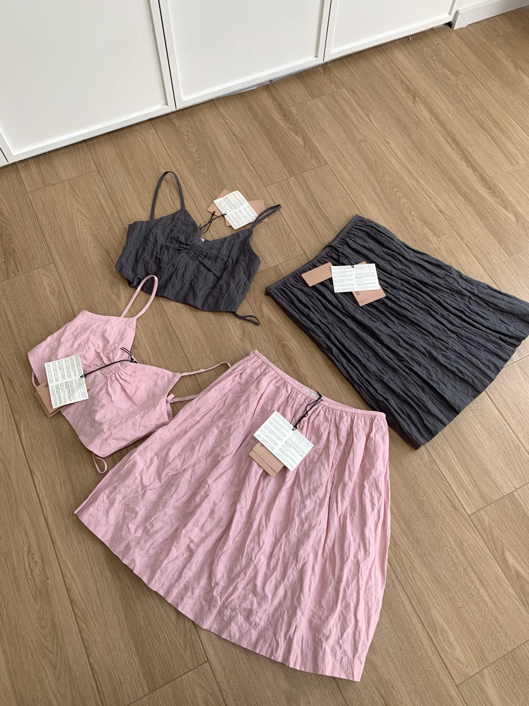 NO:694539,MiuMiu two-color pleated tube top skirt suit, light and breathable fabric, super comfortable to wear in spring and summer, elastic waist design, suitable for a variety of body types, easy to put on and take off, pleated texture makes the sense of layering and drape perfect, light pink is gentle and age-reducing, can be easily controlled for daily commuting or leisure, paired with suspenders or shirts, fresh and elegant, easy to get the summer atmosphere Code number SML,, miumiu, skirts, shirts,19860909MiuMiu两色褶皱抹胸半身裙套装,轻薄透气面料,春夏穿超舒服,松紧腰设计,适合多种身材,穿脱方便,褶皱肌理让层次感和垂坠感满分,浅粉色温柔又减龄,日常通勤或休闲都能轻松驾驭,搭配吊带或衬衫,清新优雅,轻松get夏日氛围感 码数SML,,miumiu,skirts,shirts,,Women's clothing